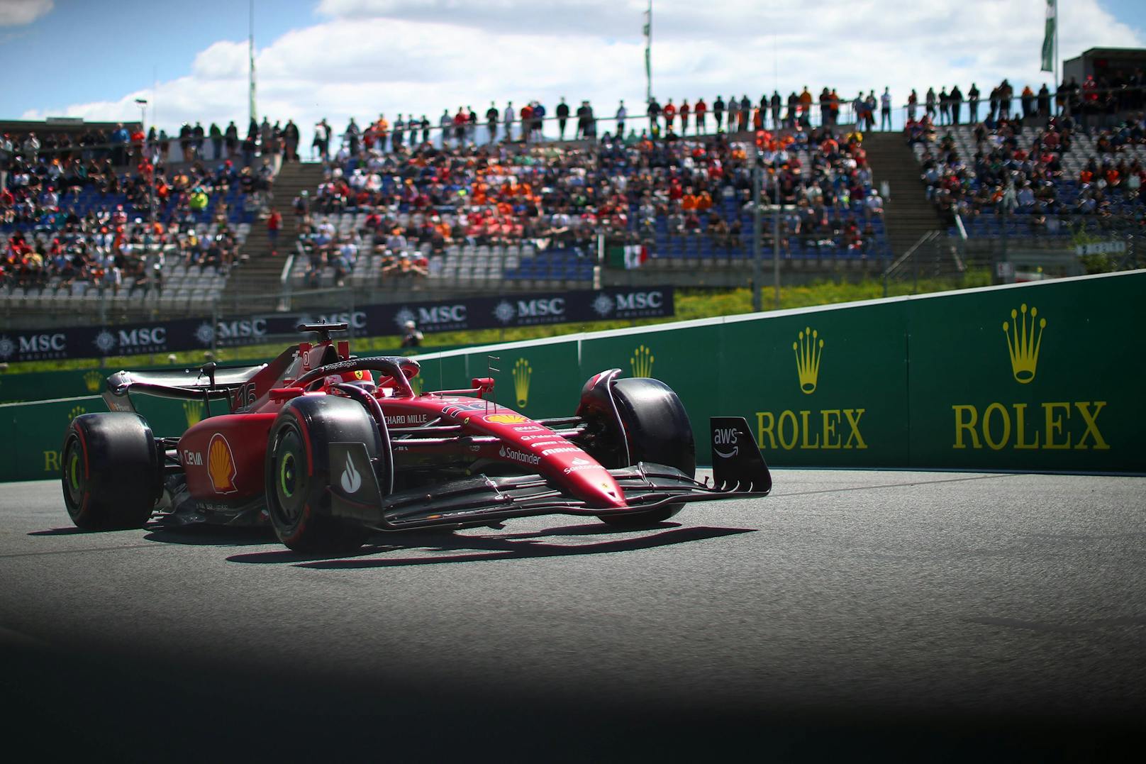 Ferrari-Pilot Charles Leclerc etablierte sich in der ersten Session als erster Verstappen-Jäger, wurde Zweiter. 