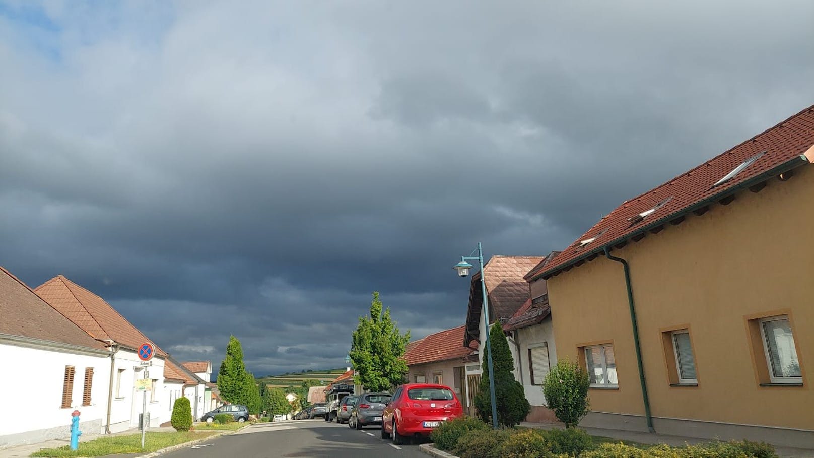 Dunkle Gewitter-Wolken über Müllendorf bei Eisenstadt. Archivbild