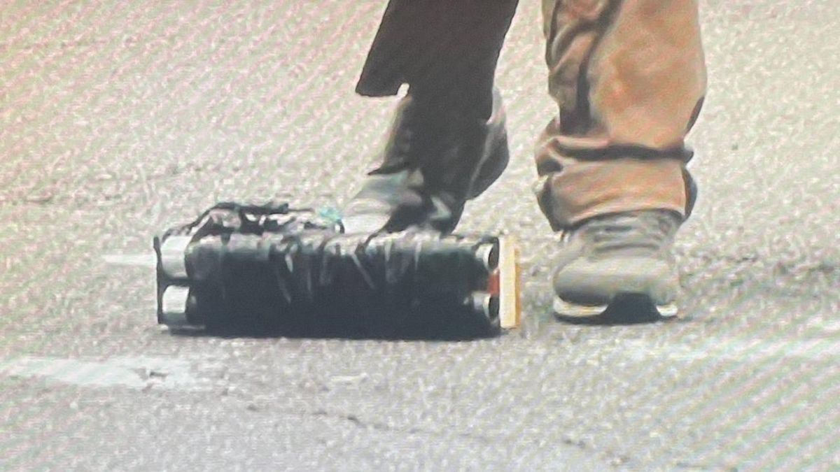 Die Tatwaffe liegt nach dem Angriff auf dem Boden.