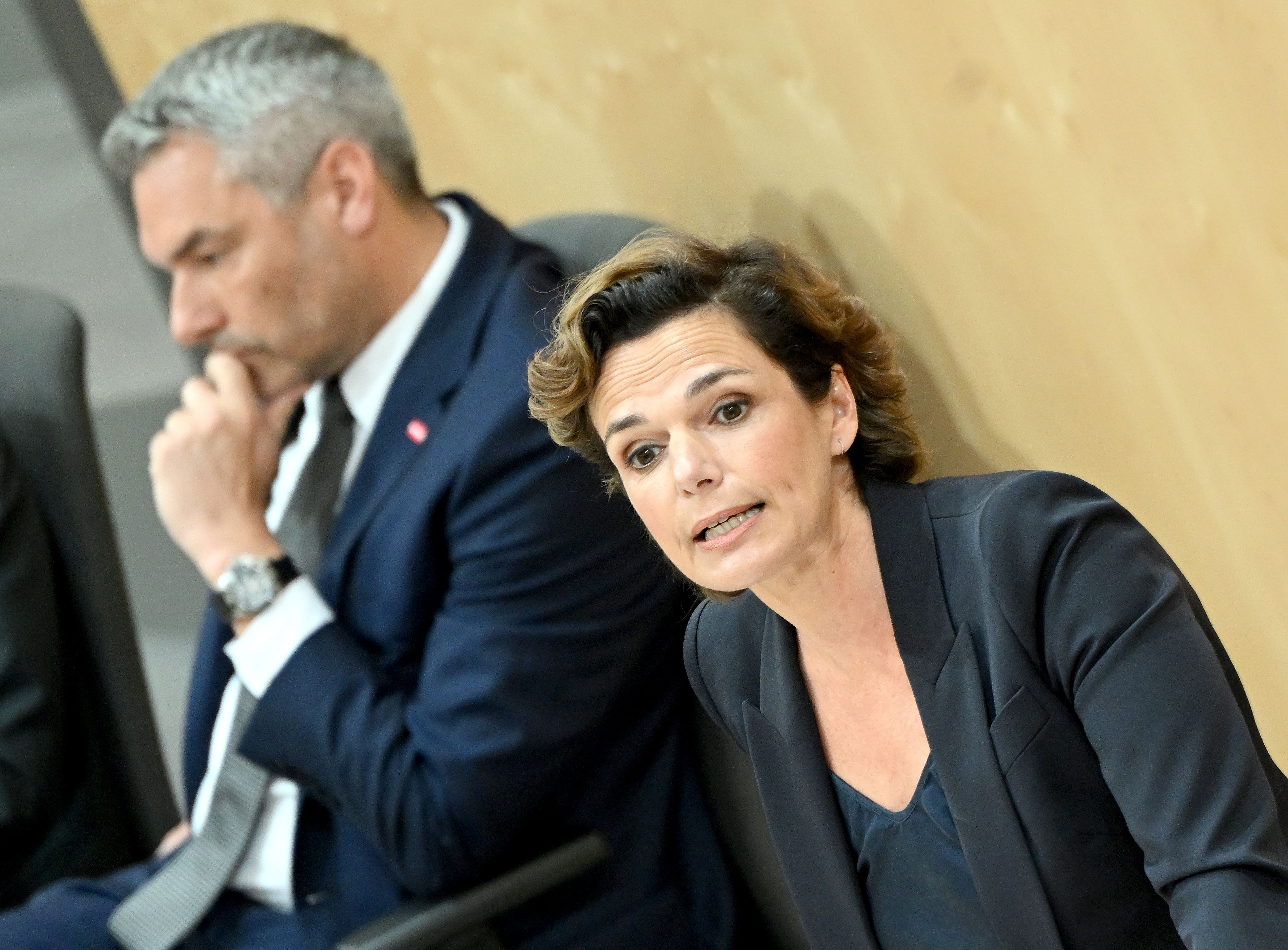 Kürzung zurücknehmen oder zurücktreten: Pamela Rendi-Wagner greift Karl Nehammer an.