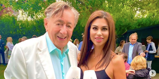 Richard Lugner war mit "Bambi" bei der Theaterpremiere in Parndorf - dort wurde sie glatt mit "Bunga-Bunga-Ruby" verwechselt