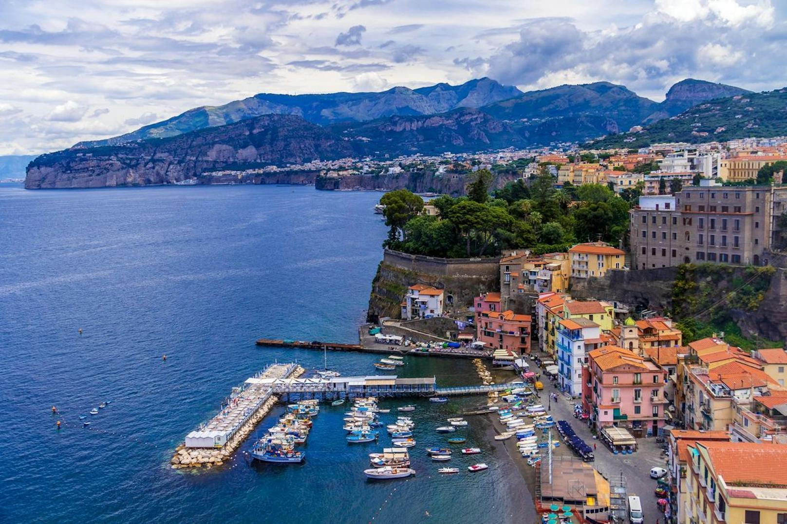 Der Bürgermeister des beliebten Touristenorts in der Nähe von Neapel hat genug von freizügigen Badegästen.