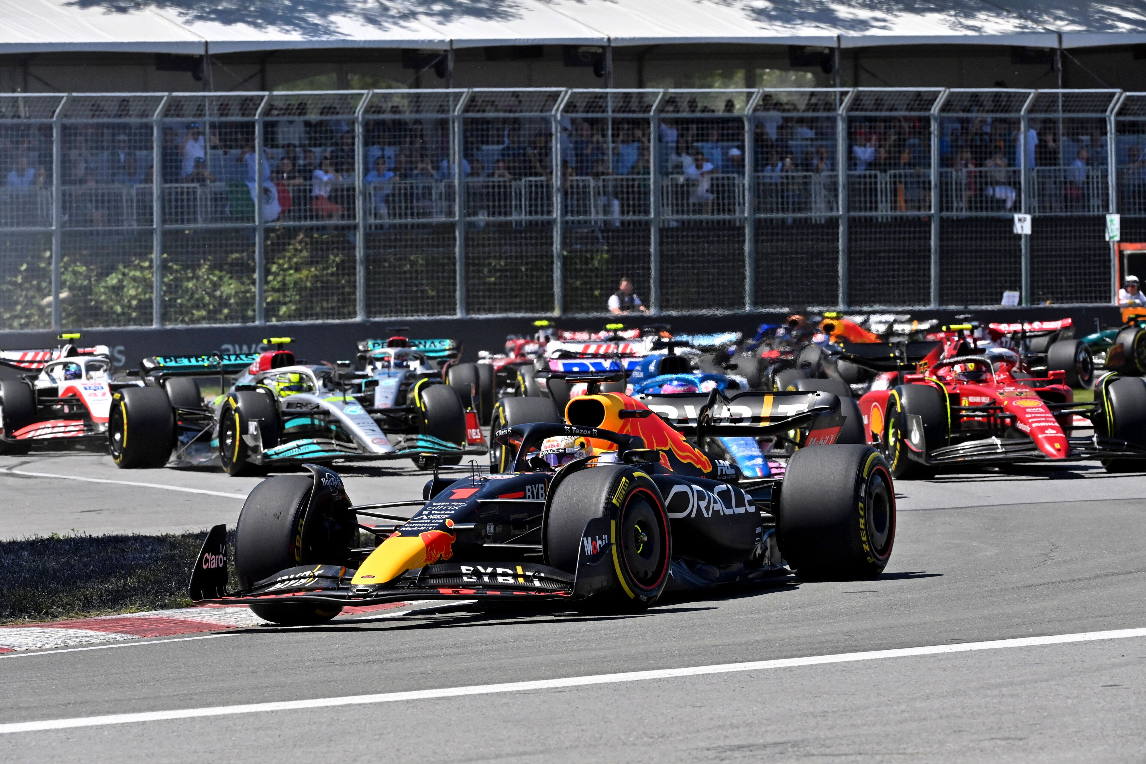 Die Formel-1-Teams dürfen nun doch mehr Geld ausgeben. 