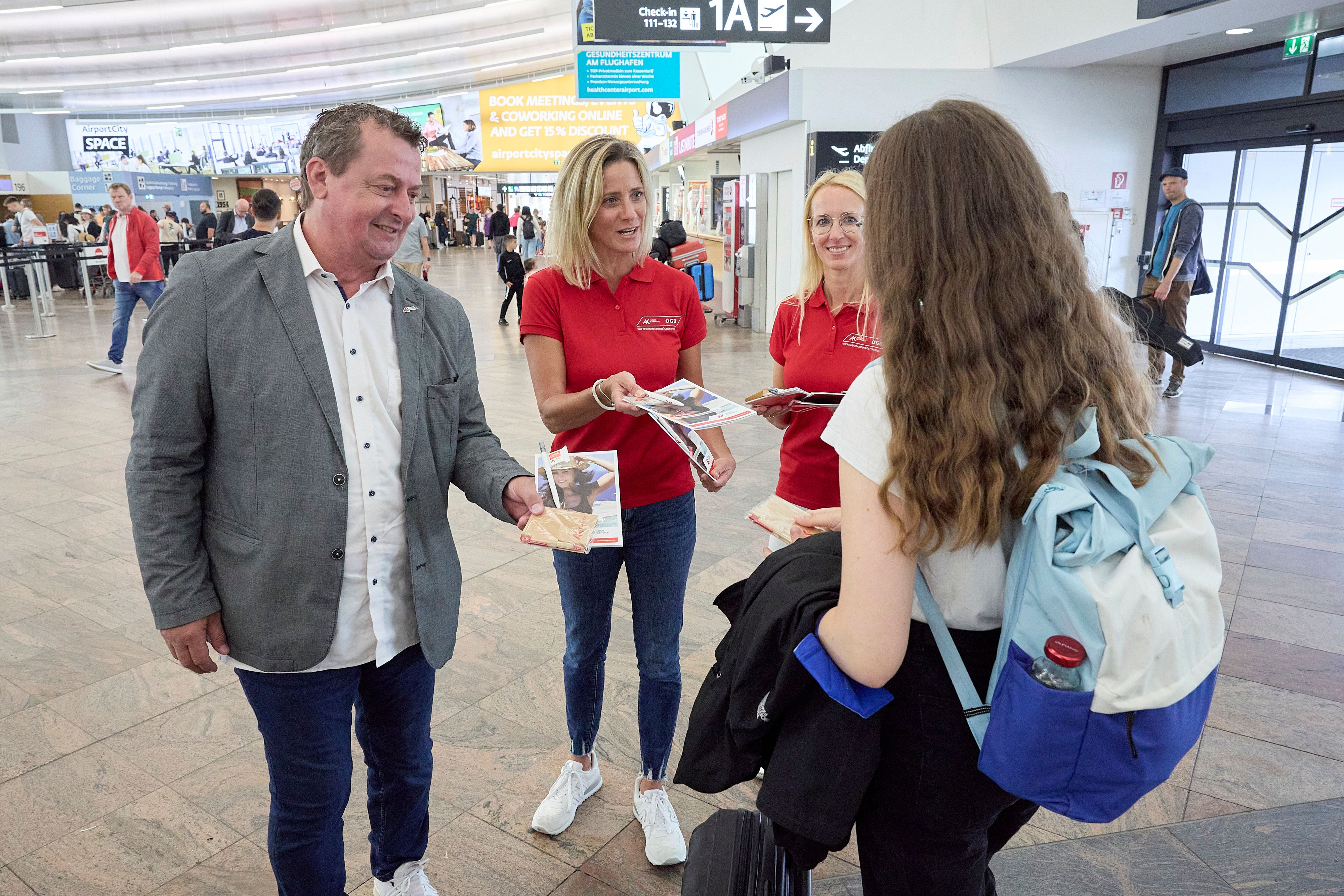 Bis 14. August beraten die AK-Konsumentenschützer, wie Sandra Nowak (Mi.) und Nina Bjalek-Stix (re.), an den Wochenenden direkt am Flughafen – im Bild mit AK Niederösterreich-Vizepräsident Horst Pammer. 