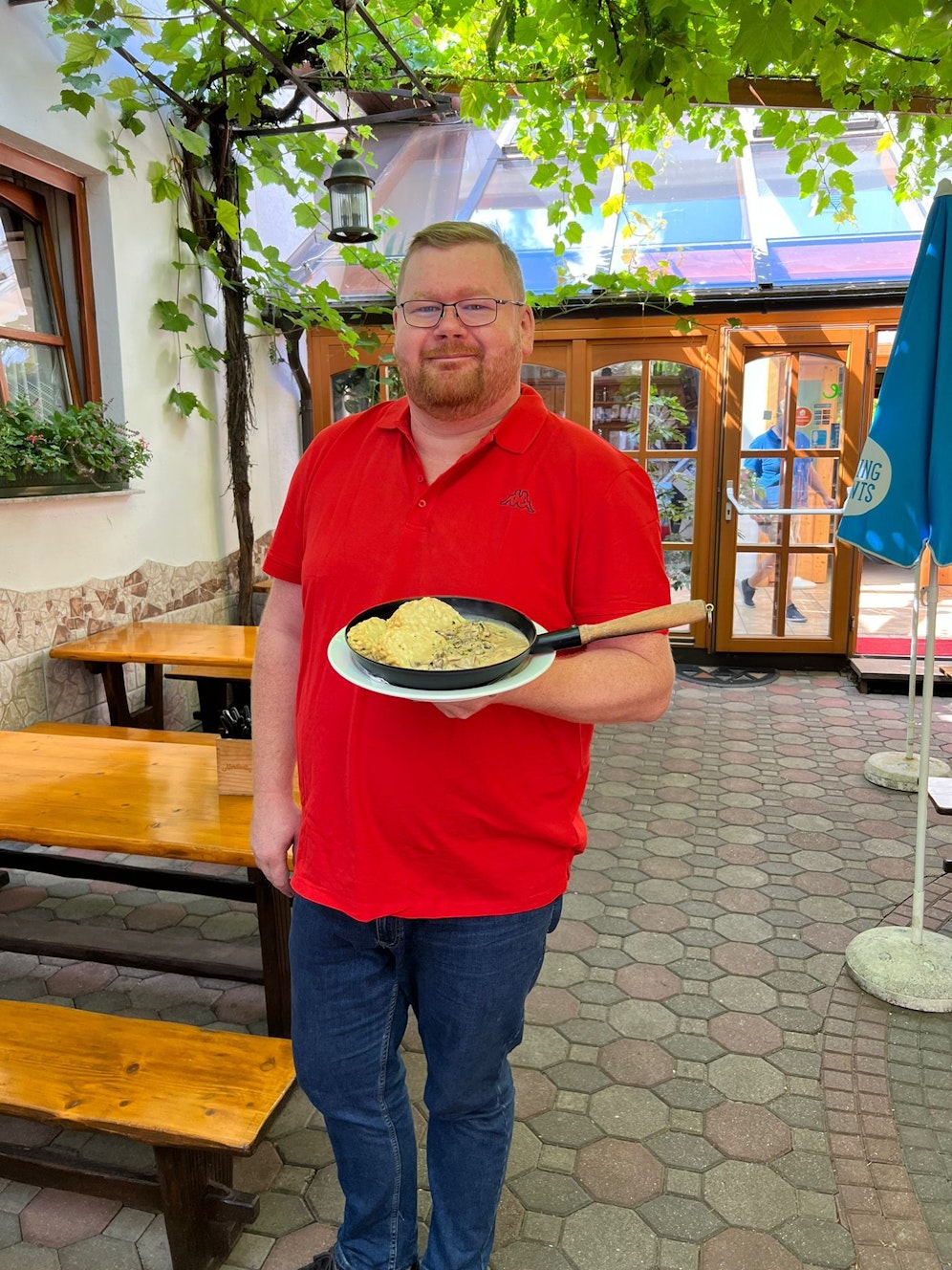 Der Gastronom Peter Wittmann bietet den Inflationsteller um 4,90 Euro an.