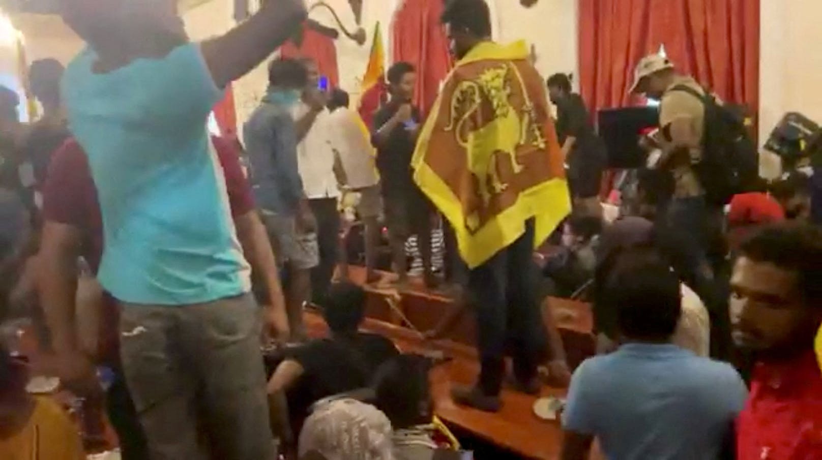 Sri Lanka – Demonstranten stürmen Präsidenten-Palast