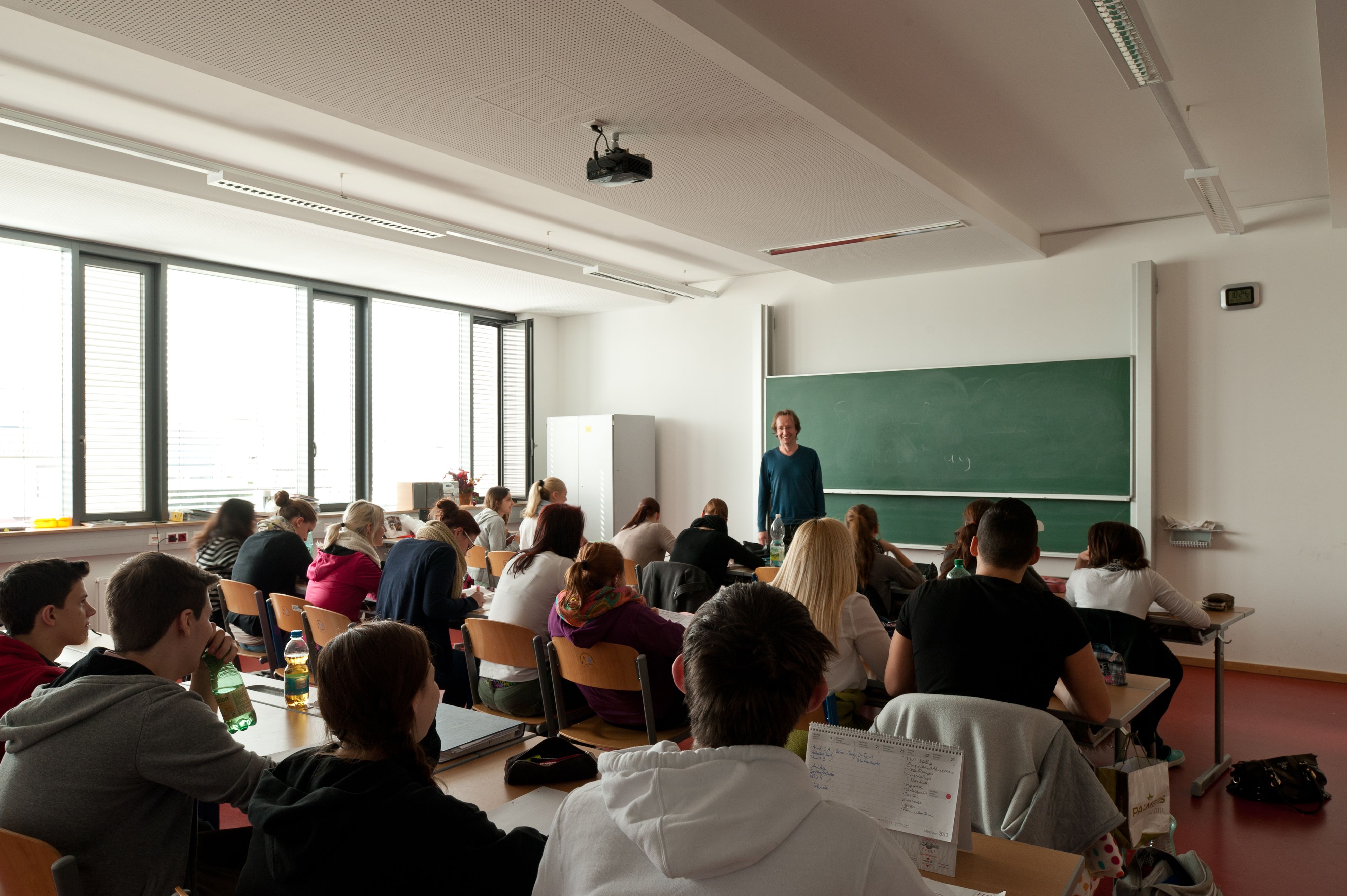 In einigen Regionen und Fächern fehlen immer mehr Lehrer und Lehrerinnen.