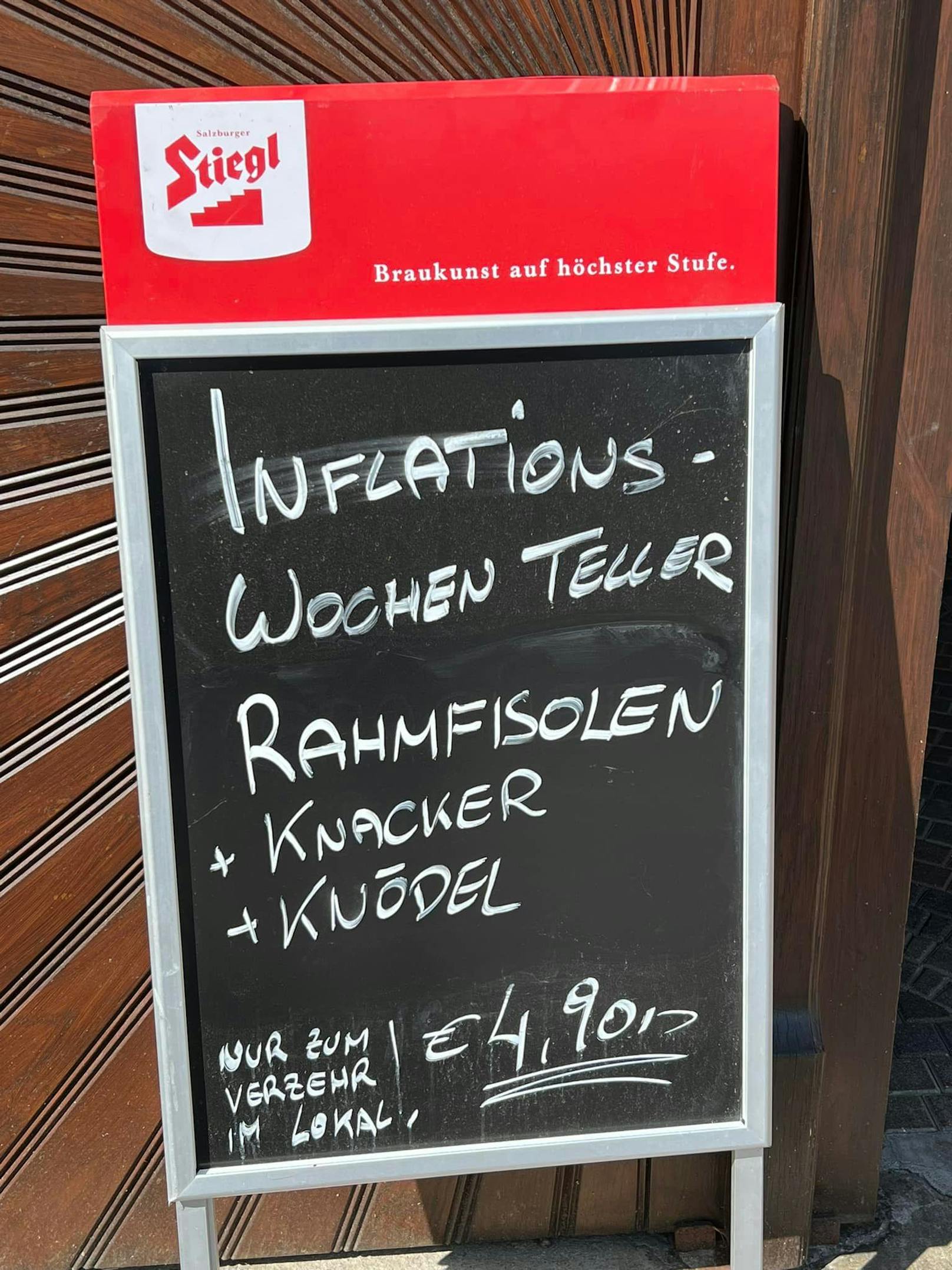 Der Gastronom Peter Wittmann bietet den Inflationsteller um 4,90 Euro an.