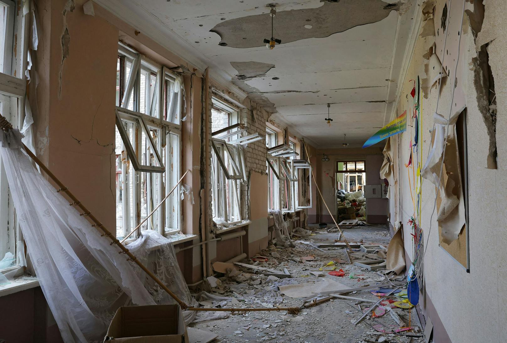 Blick in eine zerstörte Schule in Lyssytschansk.