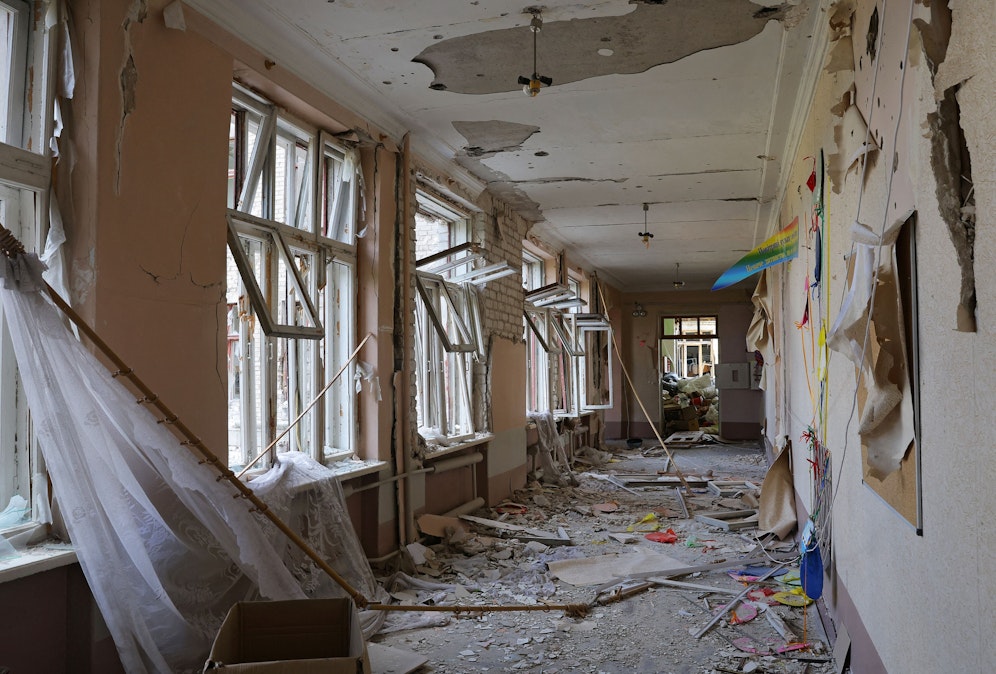 Blick in eine zerstörte Schule in Lyssytschansk.