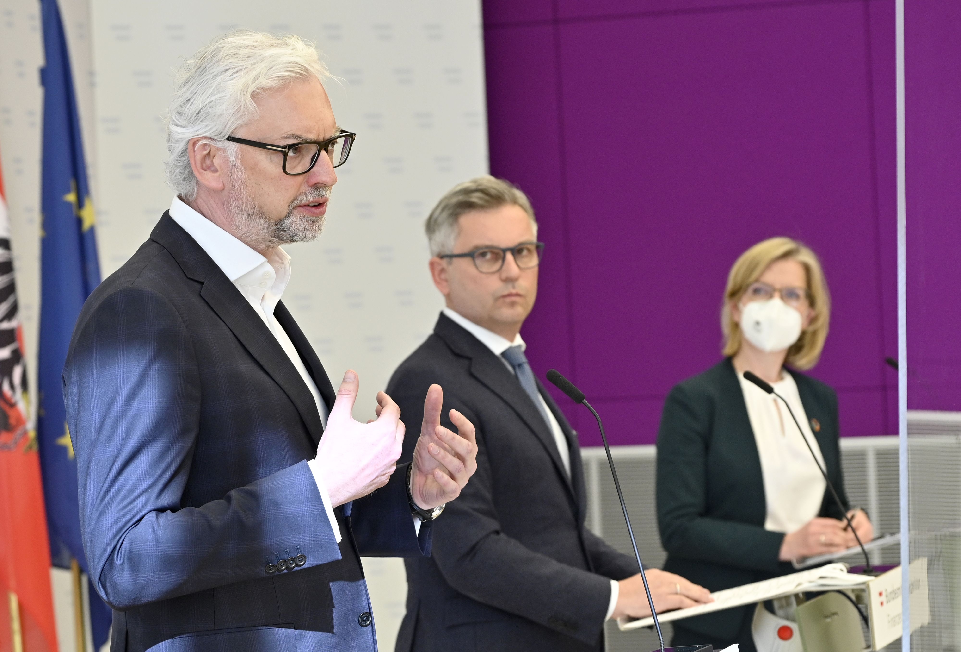 Verbund-Chef <strong>Michael Strugl</strong> (l.) bei einer Pressekonferenz mit Finanzminister Magnus Brunner und Energieministerin Leonore Gewessler.