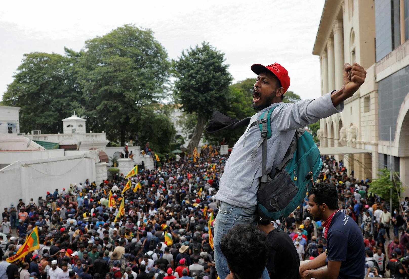 9. Juli 2022: Massenproteste aufgrund der Wirtschaftskrise in Sri Lanka. Demonstranten lieferten sich Straßenschlachten mit der Polizei und haben auch den Präsidentenpalast in Colombo gestürmt.