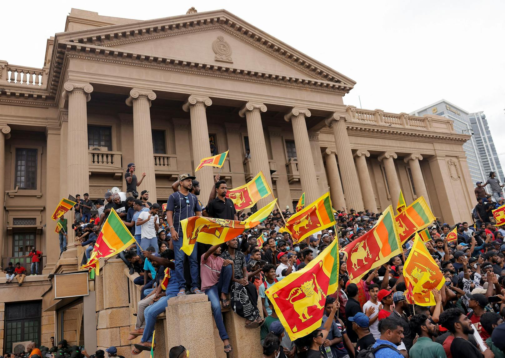 9. Juli 2022: Massenproteste aufgrund der Wirtschaftskrise in Sri Lanka. Demonstranten lieferten sich Straßenschlachten mit der Polizei und haben auch den Präsidentenpalast in Colombo gestürmt.