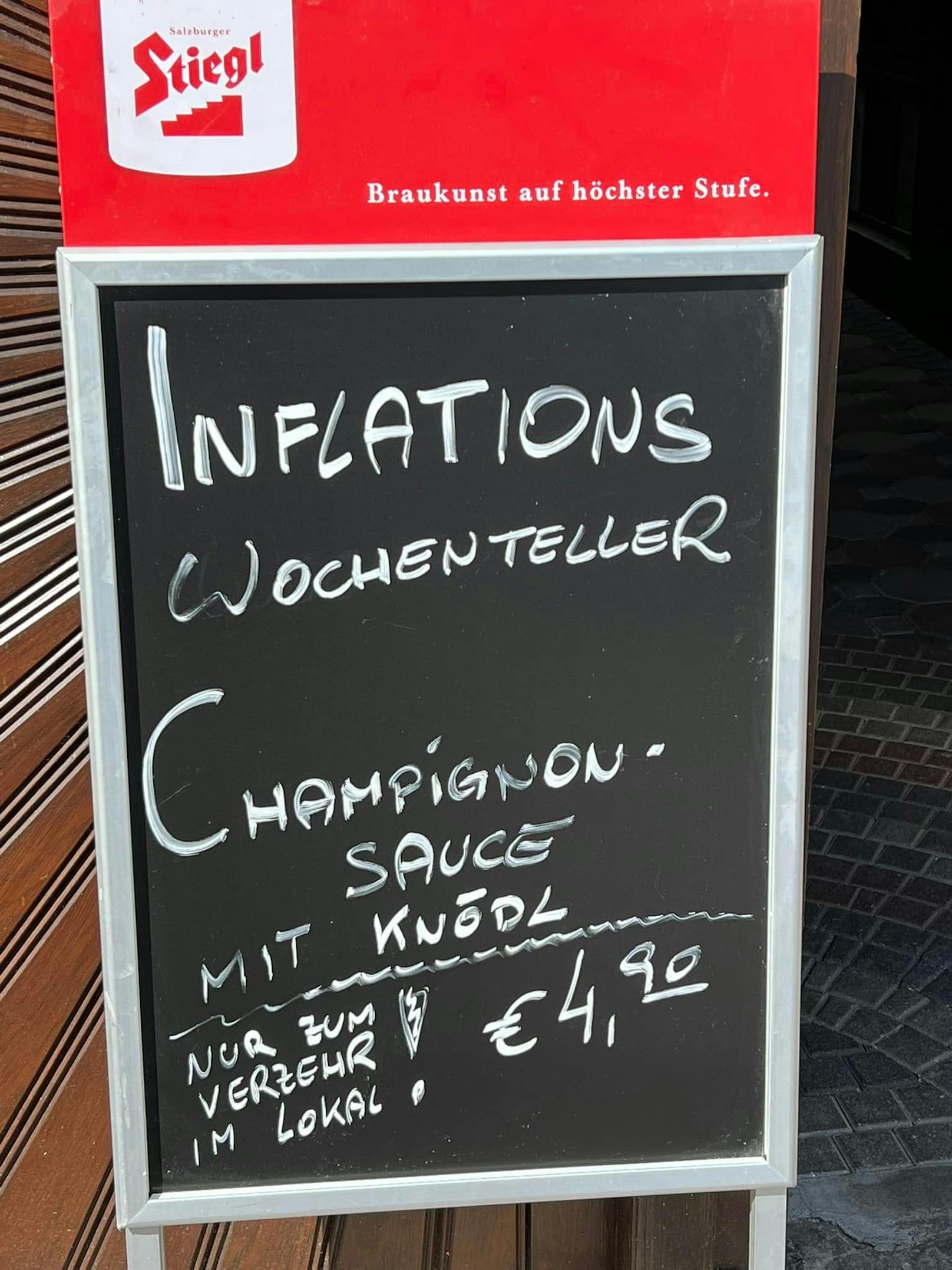 Der Gastronom Peter Wittmann bietet den Inflationsteller um 4,90 Euro an.