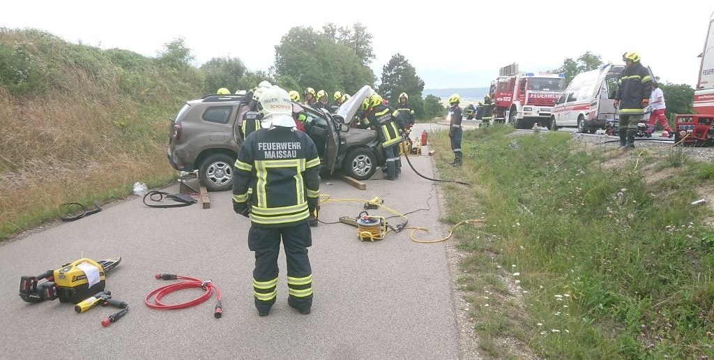 Der Lenker stieß gegen die Mittelleitwand, der Pkw wurde in die Luft geschleudert und blieb am Dach liegen.