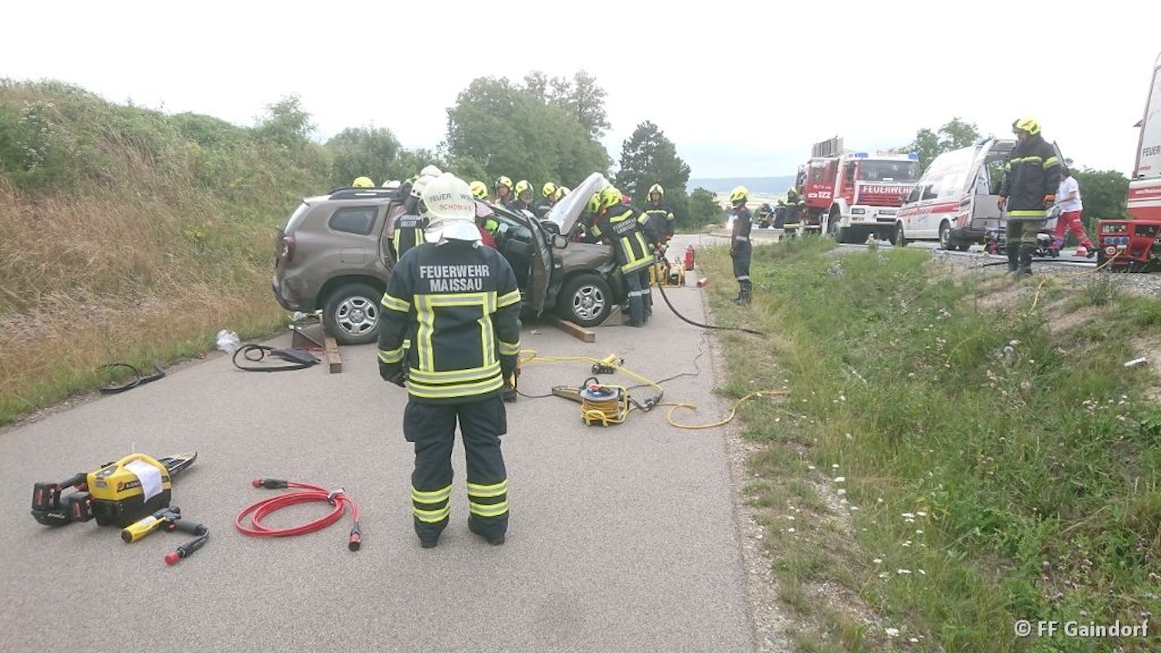 Heute.at - 74-Jähriger nach Pkw-Salto im Wagen eingeklemmt