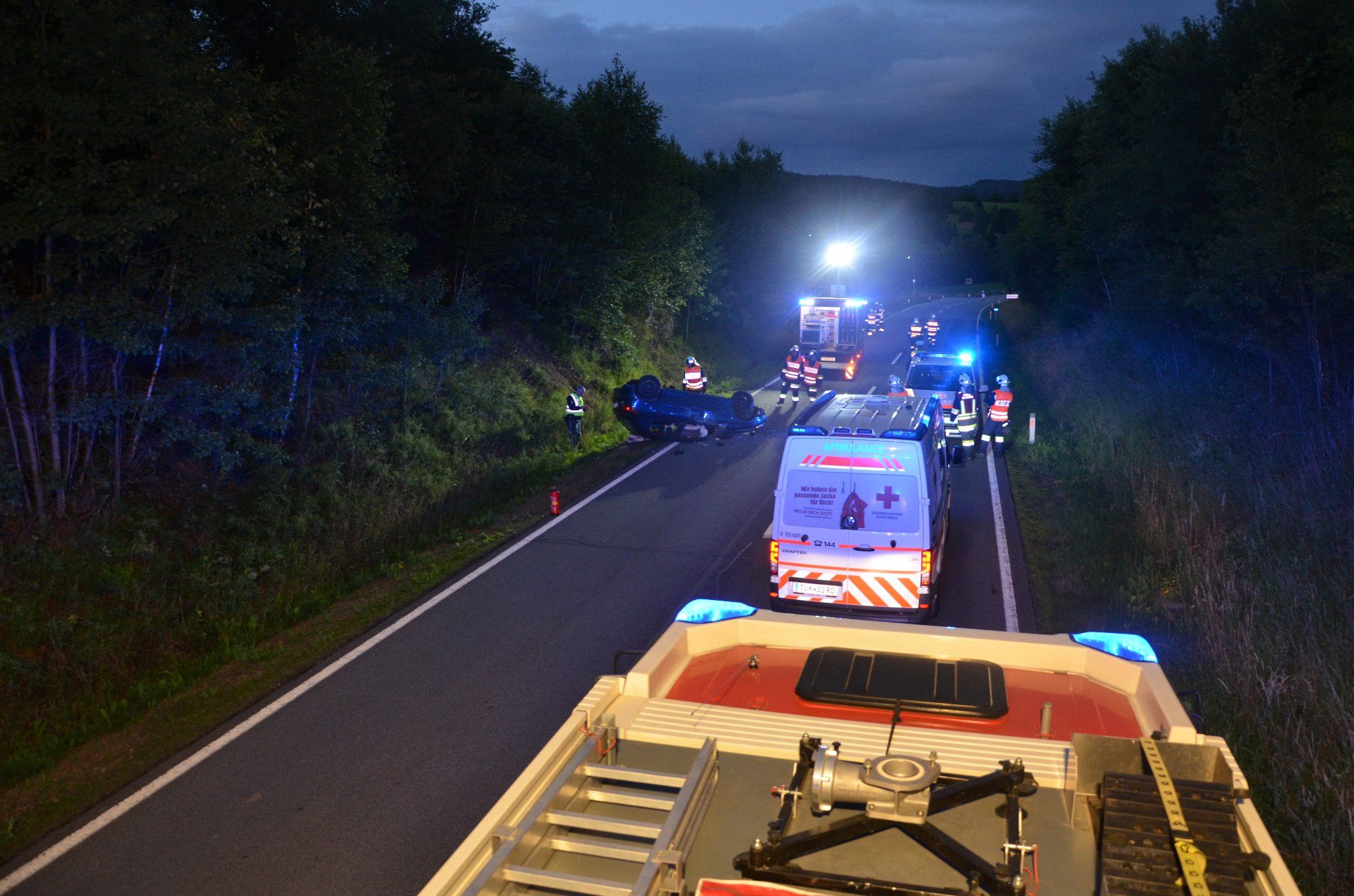 Der Lenker wurde per Heli ins Spital geflogen.