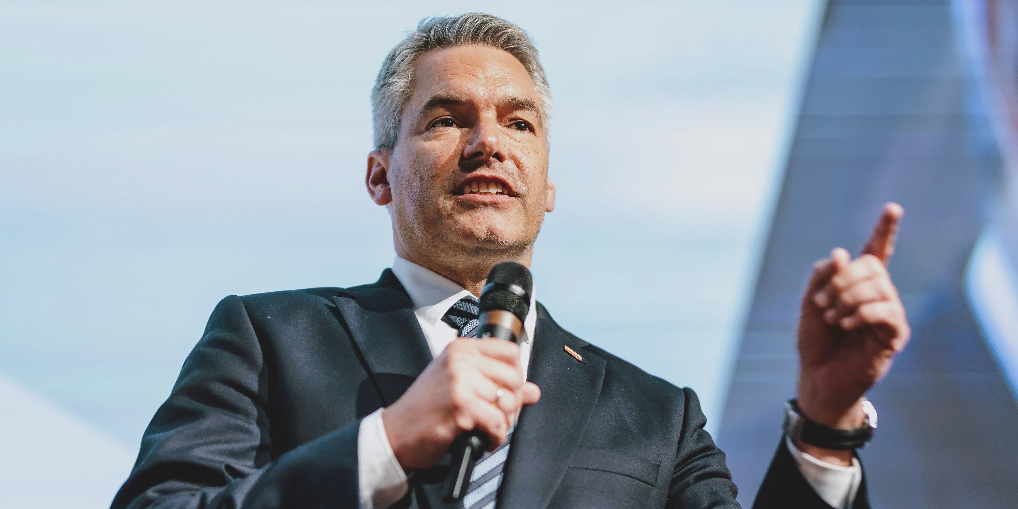 Karl Nehammer versuchte sich anlässlich der Teuerungen vor 800 Parteileuten mit einem Drogen-Witz.