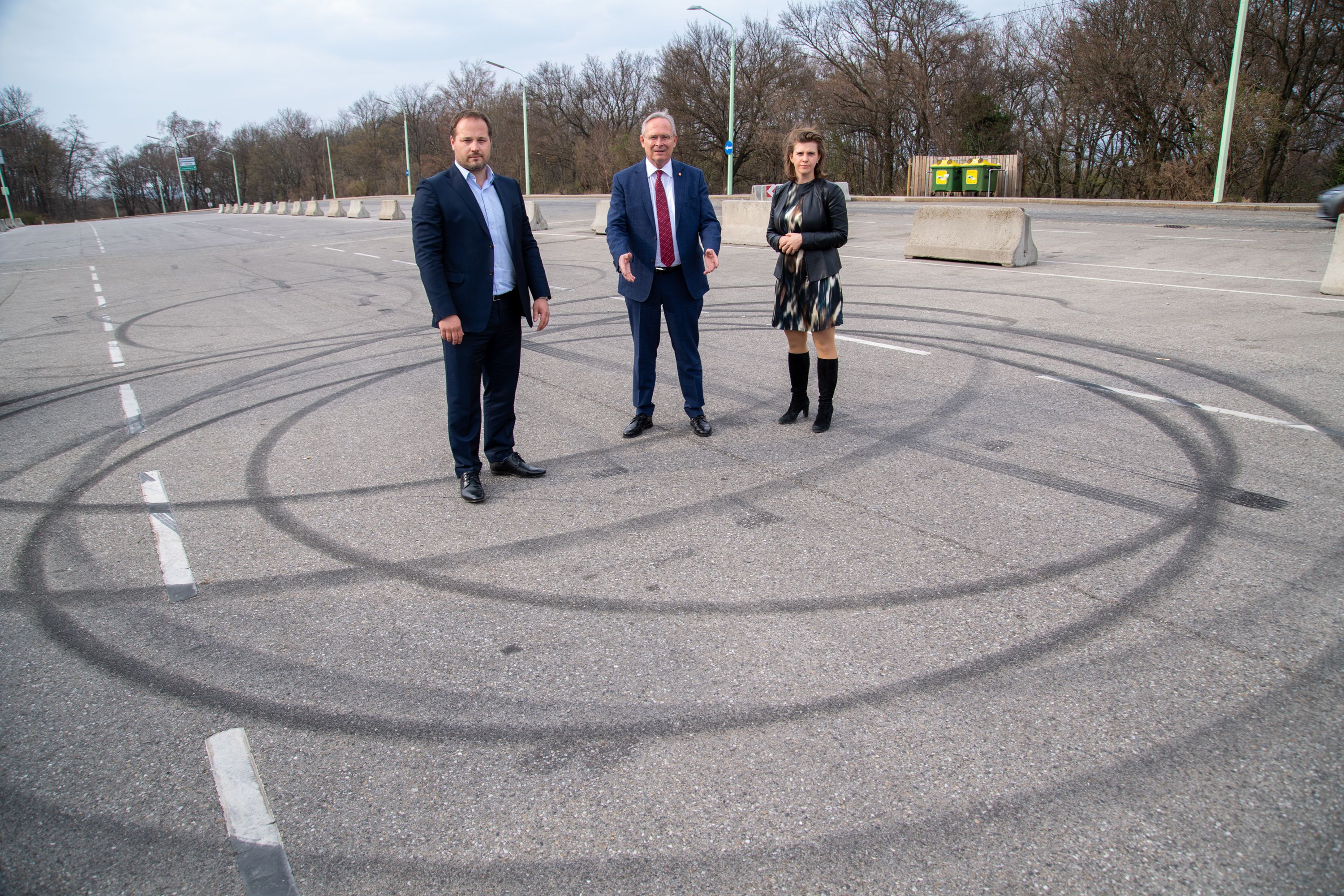 Bezirksvorsteher von Wien-Döbling, Daniel Resch, VP-Landesparteiobmann Karl Mahrer, Verkehrssprecherin Elisabeth Olischar am Kahlenberg.