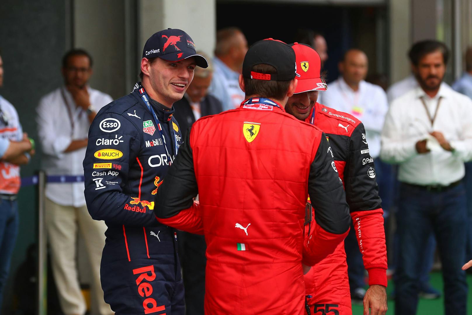 Max Verstappen (l.) richtet eine Kampfansage an Ferrari