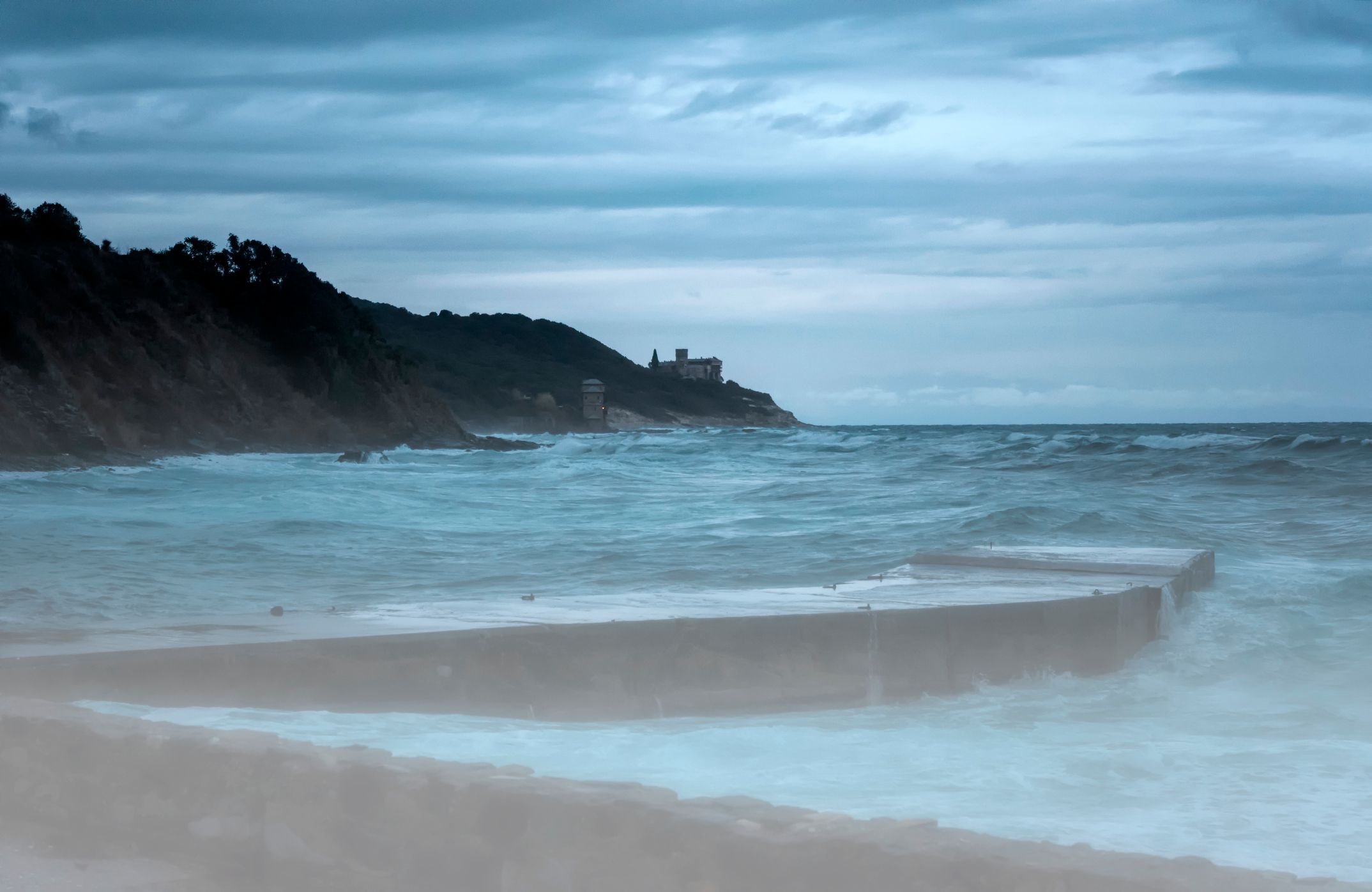 Das schlechte Wetter hätte den Dreien beinahe das Leben gekostet. (Symbolbild)