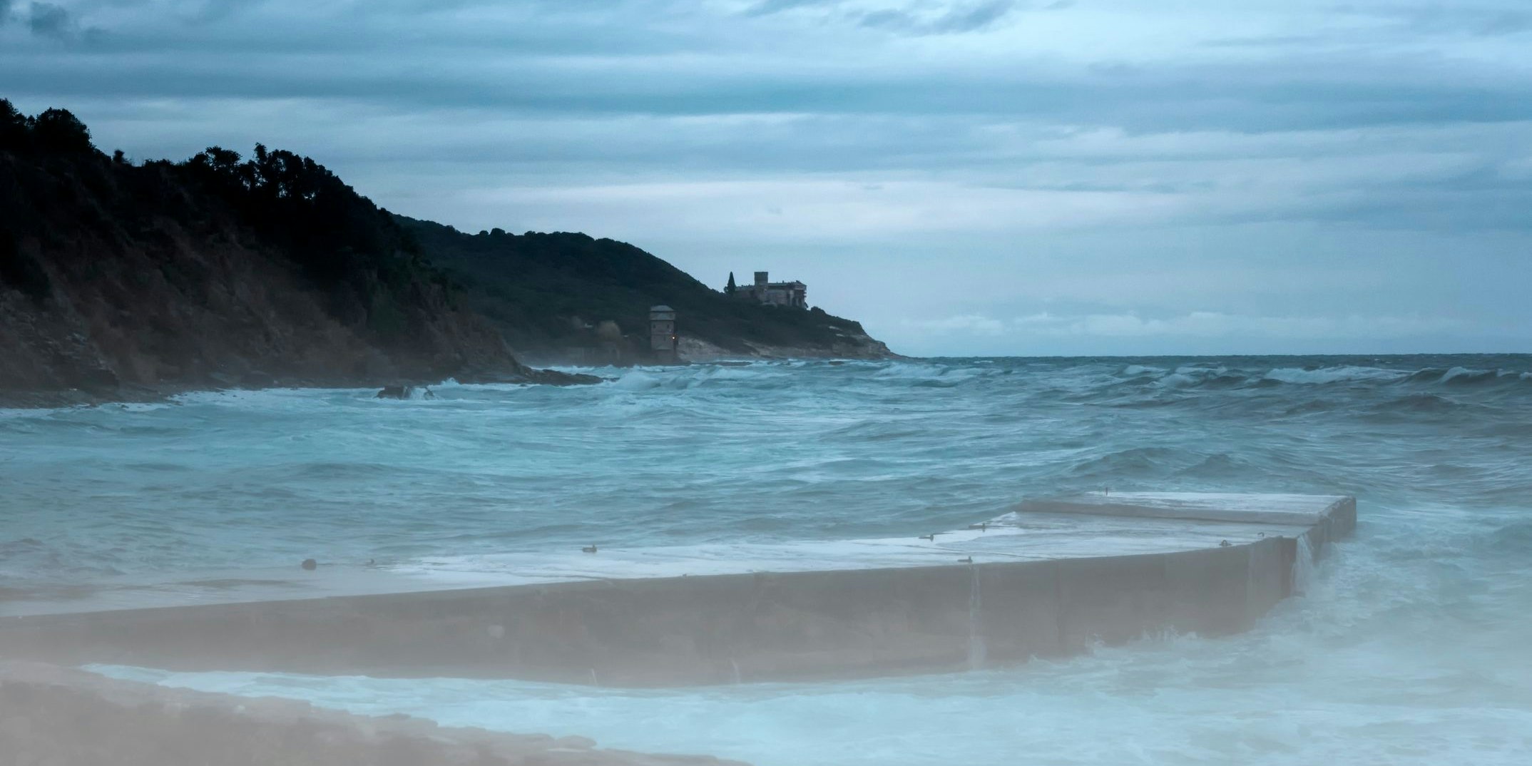 Das schlechte Wetter hätte den Dreien beinahe das Leben gekostet. (Symbolbild)