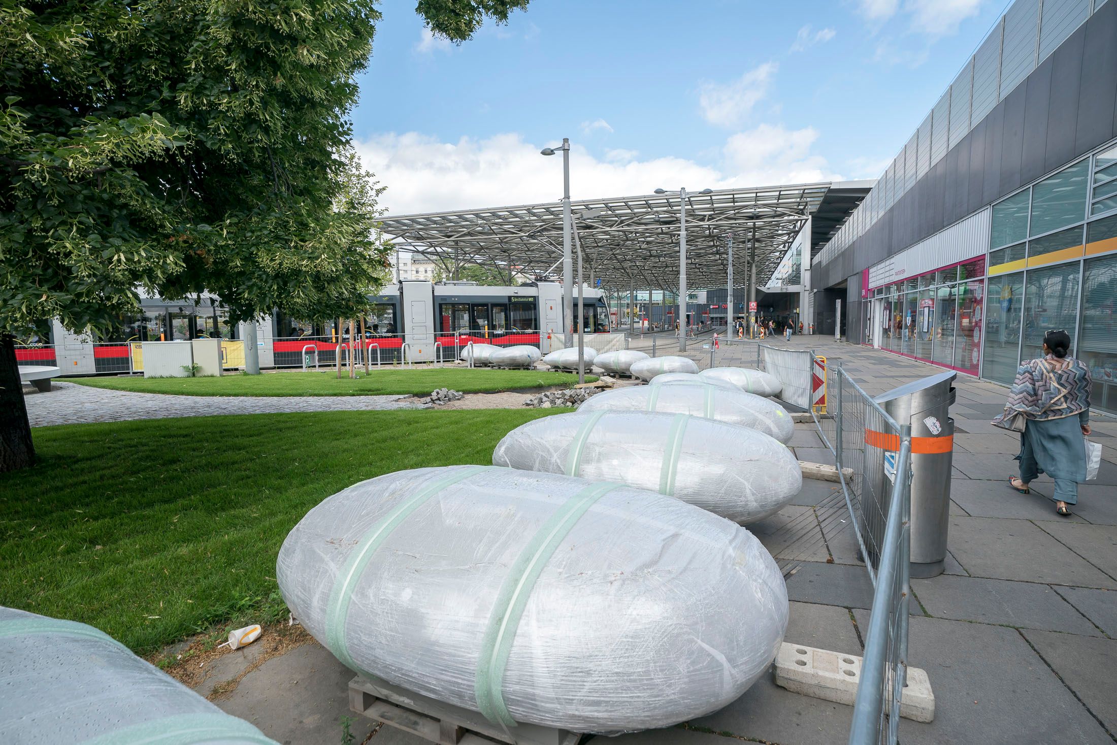 Noch sind sie eingepackt, bald schon sollen sie den Praterstern zieren: Die 