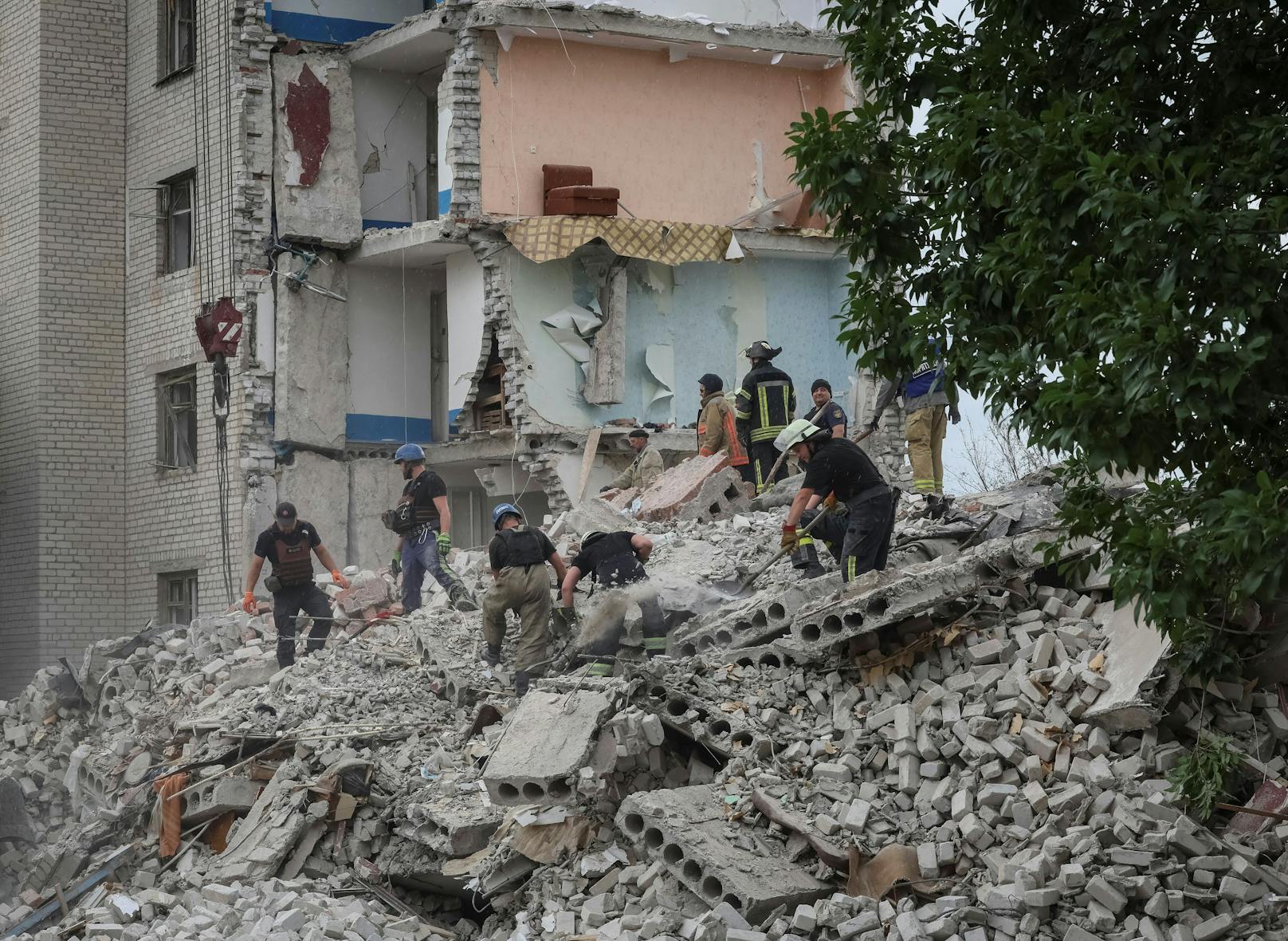 Bislang seien 15 Menschen tot aus den Trümmern des fünfgeschossigen Hauses gezogen worden.
