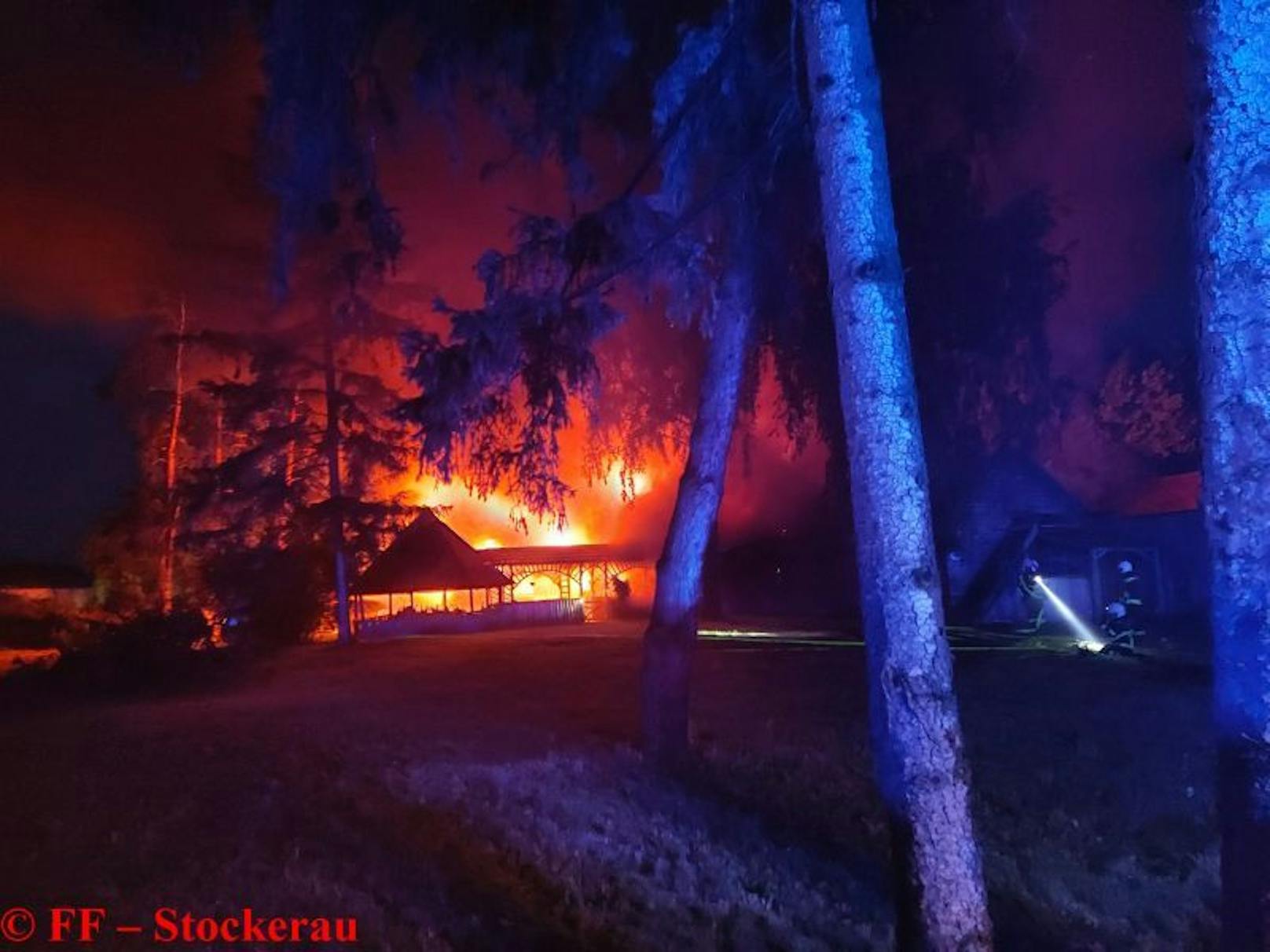 Holzhaus in Flammen! Stundenlanger Kampf für Florianis