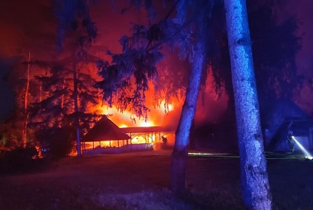 76 Silberhelme bekämpften die Flammen.