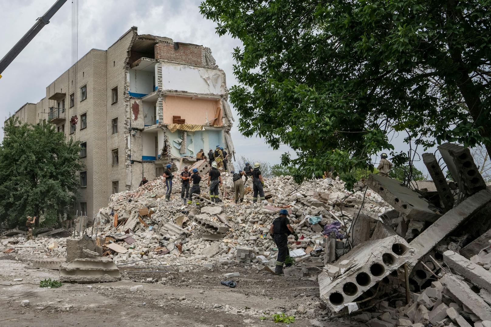 Bei russischen Raketenangriffen sind nach ukrainischen Angaben in dem Ort Tschassiw Jar im Gebiet Donezk womöglich mehr als 30 Menschen in einem eingestürzten Wohnblock verschüttet worden.
