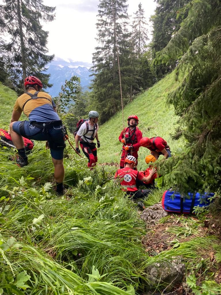 Eine Wanderin stürzte 80 Meter in die Tiefe und blieb dabei fast unverletzt. Sie wurde trotzdem von der Bergrettung ins Krankenhaus gebracht.