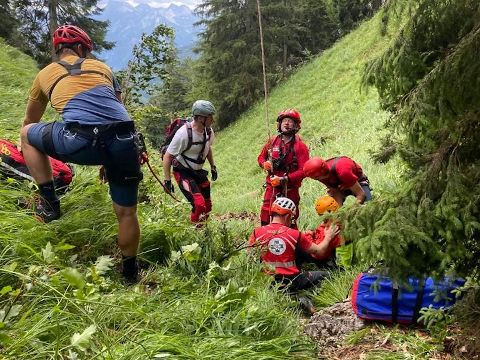 Eine Wanderin stürzte 80 Meter in die Tiefe und blieb dabei fast unverletzt. Sie wurde trotzdem von der Bergrettung ins Krankenhaus gebracht.