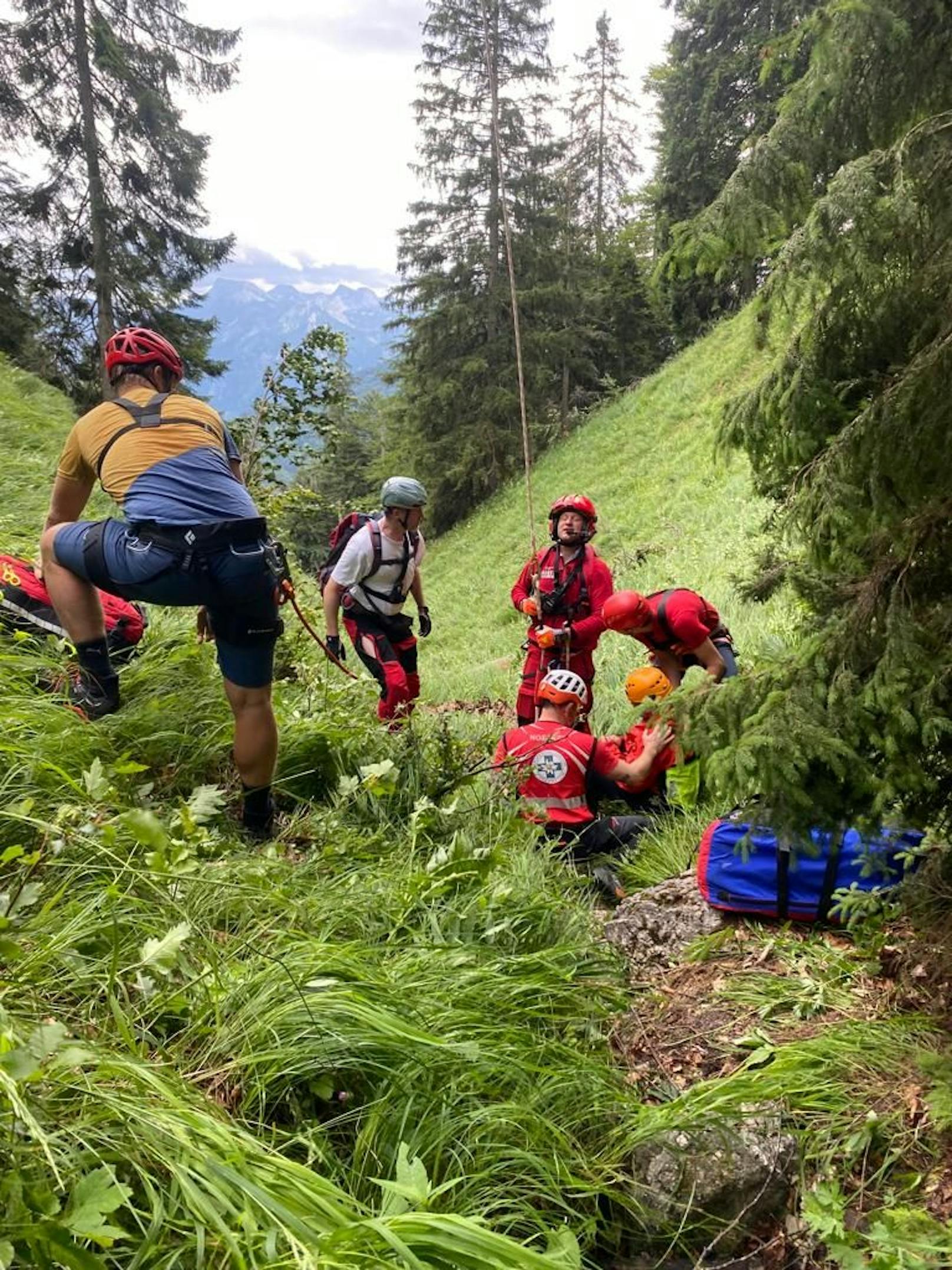 Wanderin stürzt 80 Meter tief –bleibt (fast) unverletzt