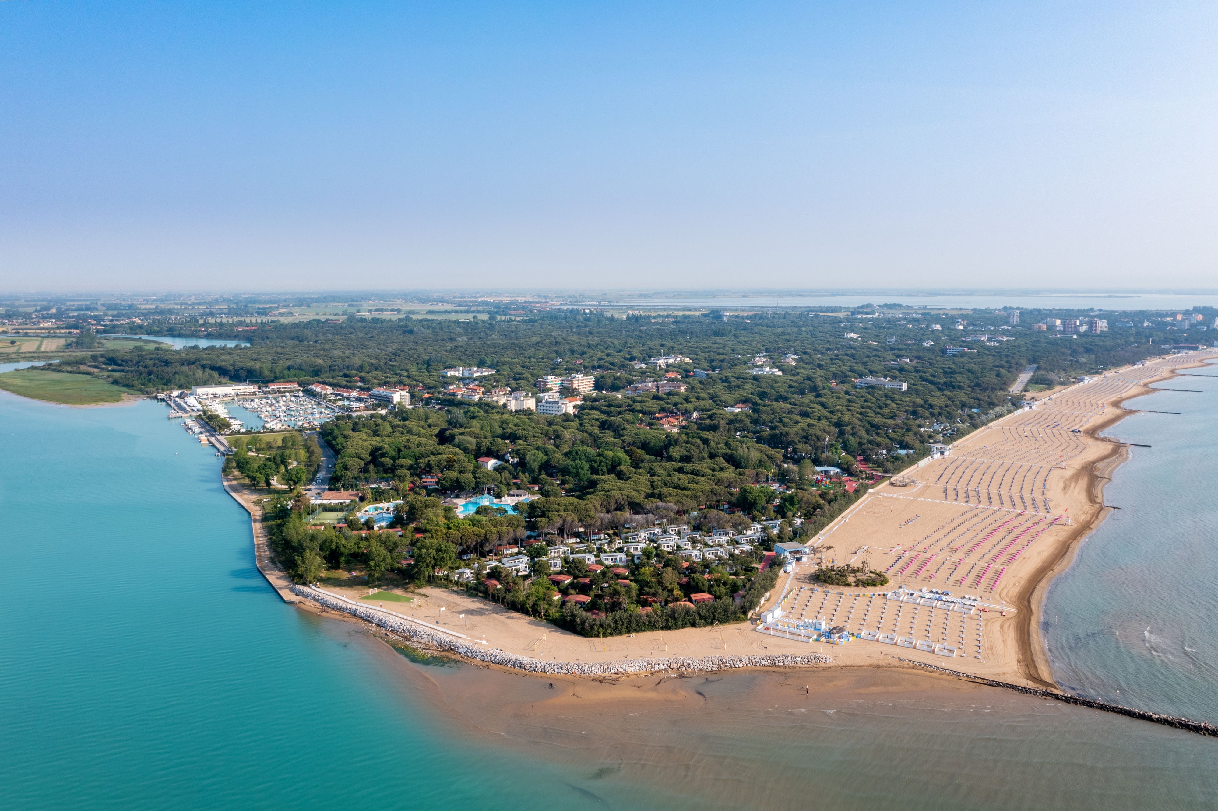In Lignano kam es auf der beliebten Strandpromenade zu einer heftigen Massenschlägerei.