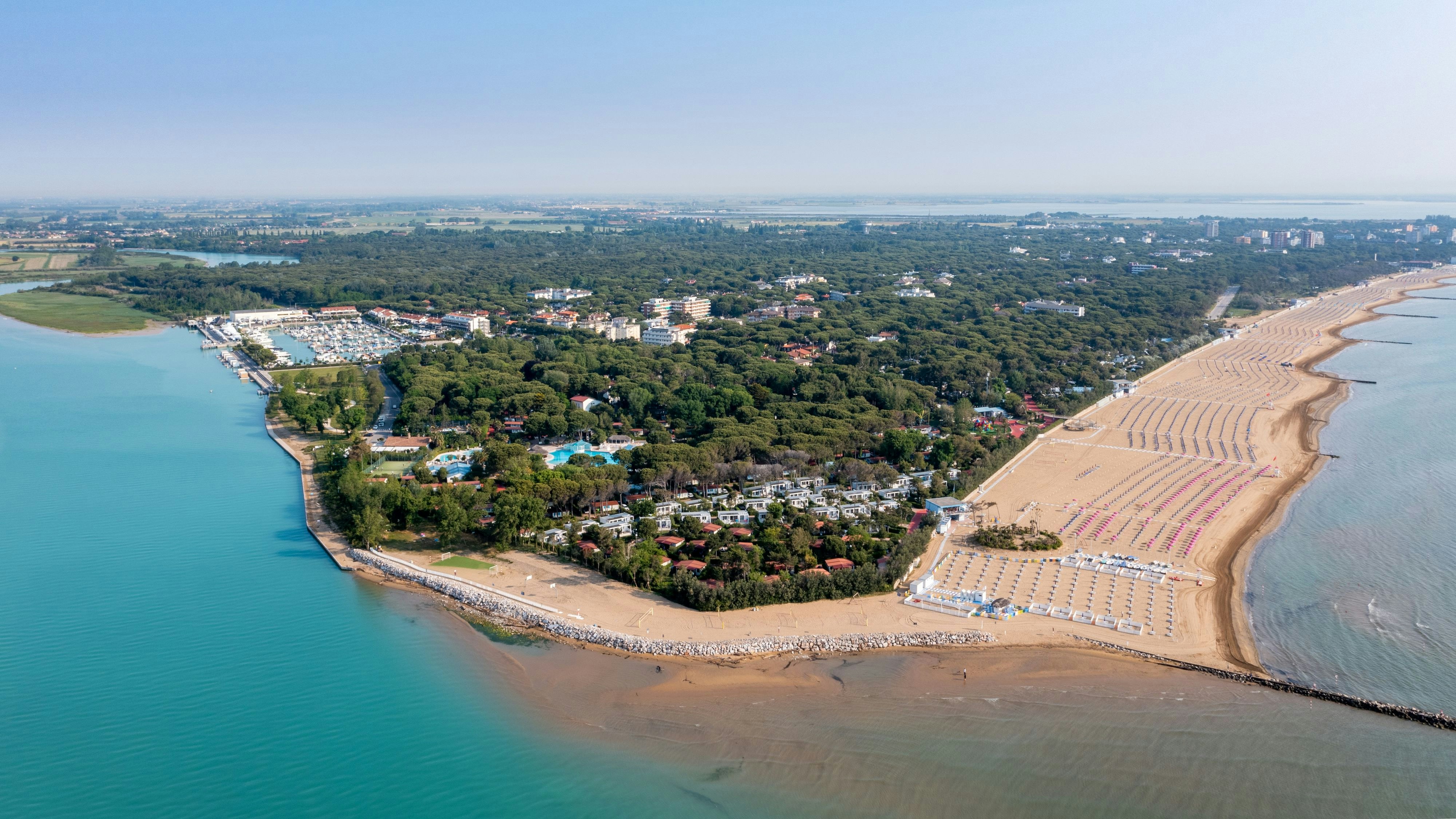 In Lignano kam es auf der beliebten Strandpromenade zu einer heftigen Massenschlägerei.