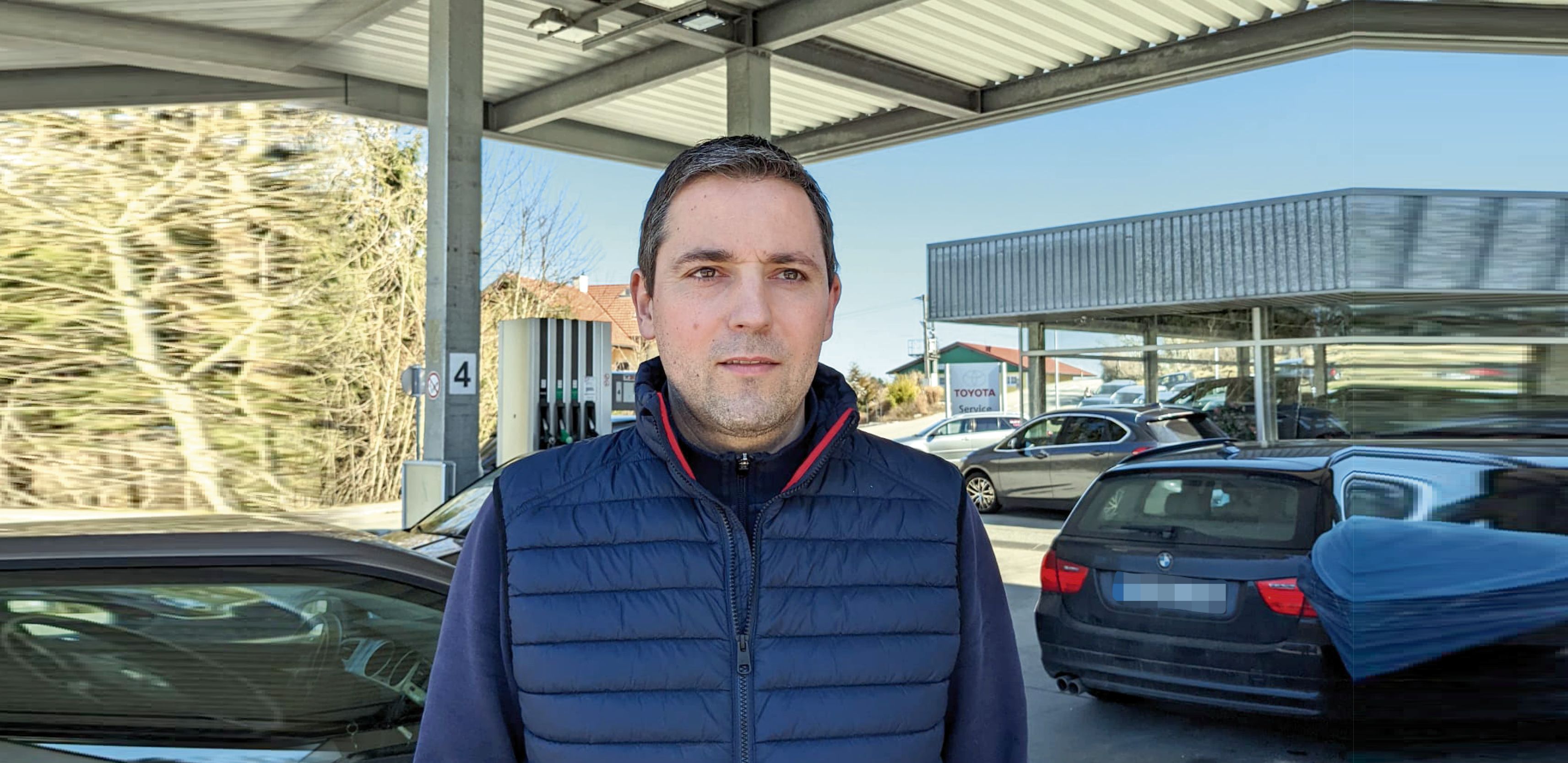 Tankwart Andreas Knunbauer erzählt, dass erste Lieferanten keinen Diesel mehr hatten.