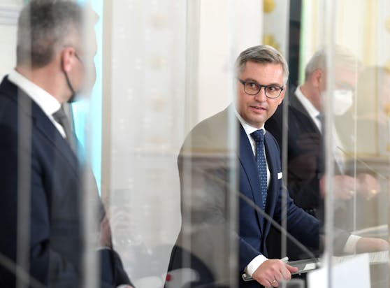 Finanzminister Magnus Brunner (Mitte) und Bundeskanzler Karl Nehammer (li.) bei einer Pressekonferenz. Archivbild.
