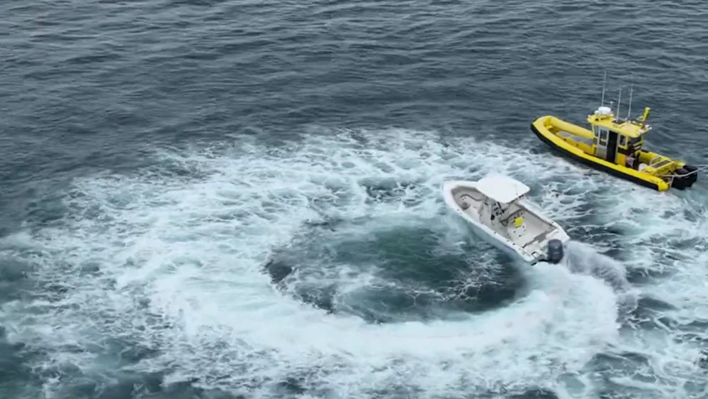 Während die Insassen im Meer ohne Schwimmwesten ausharrten, zog ihr Boot die 