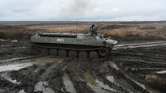 Ein russischer MT-LB Truppentransporter während Militärübungen im Dezember 2021 bei Rostow am Don.