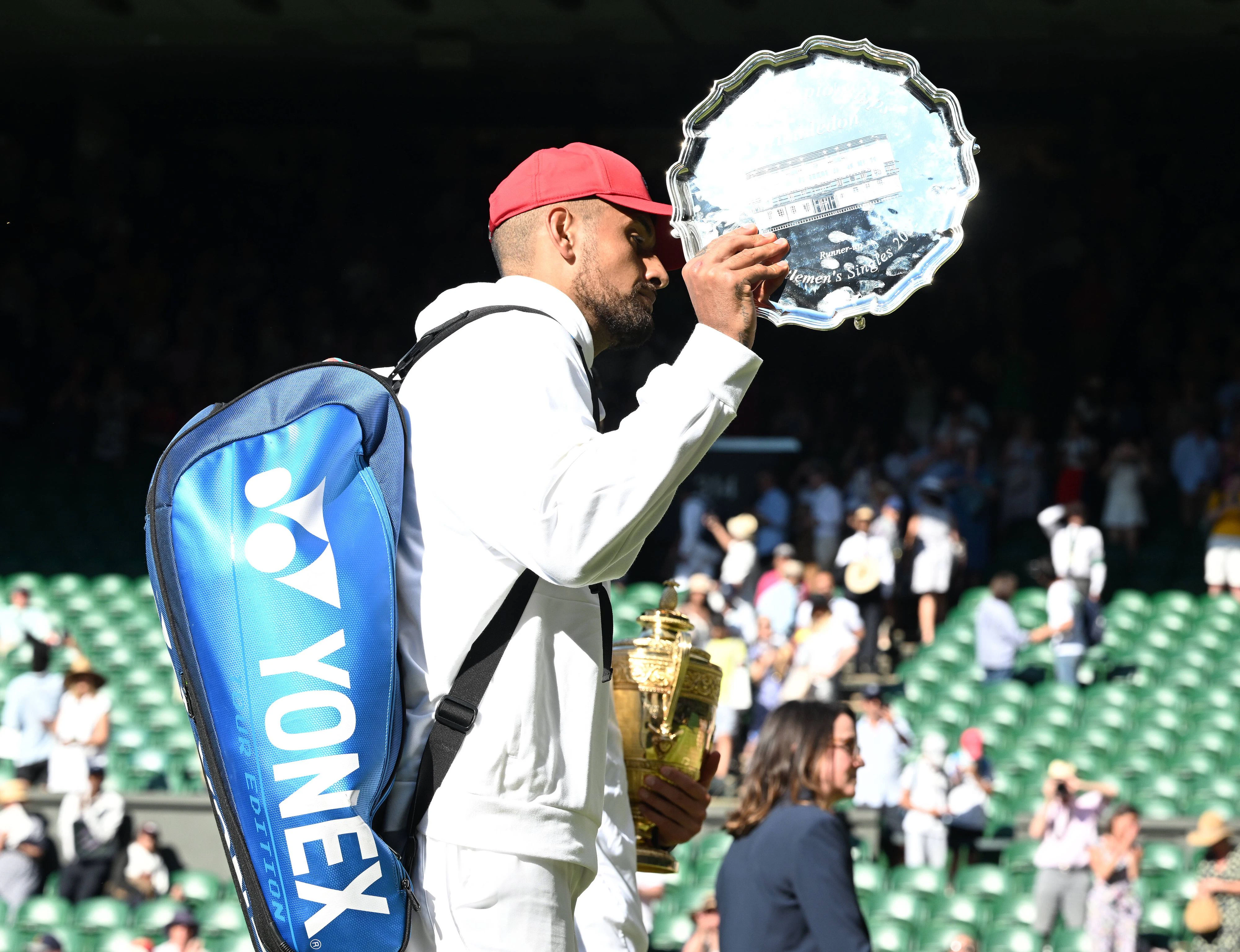 Nick Kyrgios mit dem Teller für den zweiten Platz.
