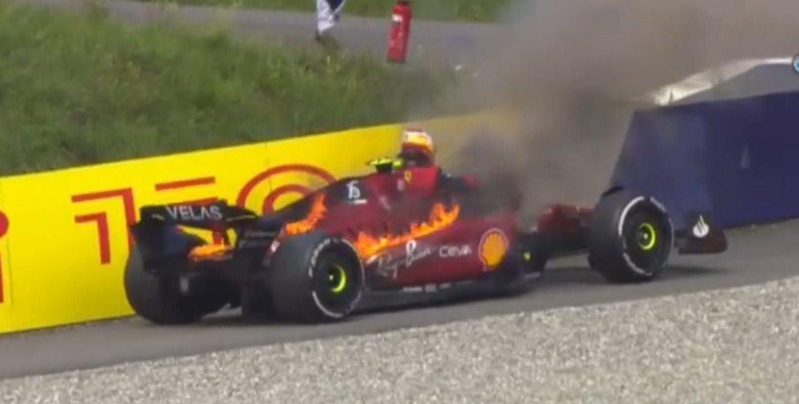 Der Ferrari von Carlos Sainz (27) stand in Flammen.