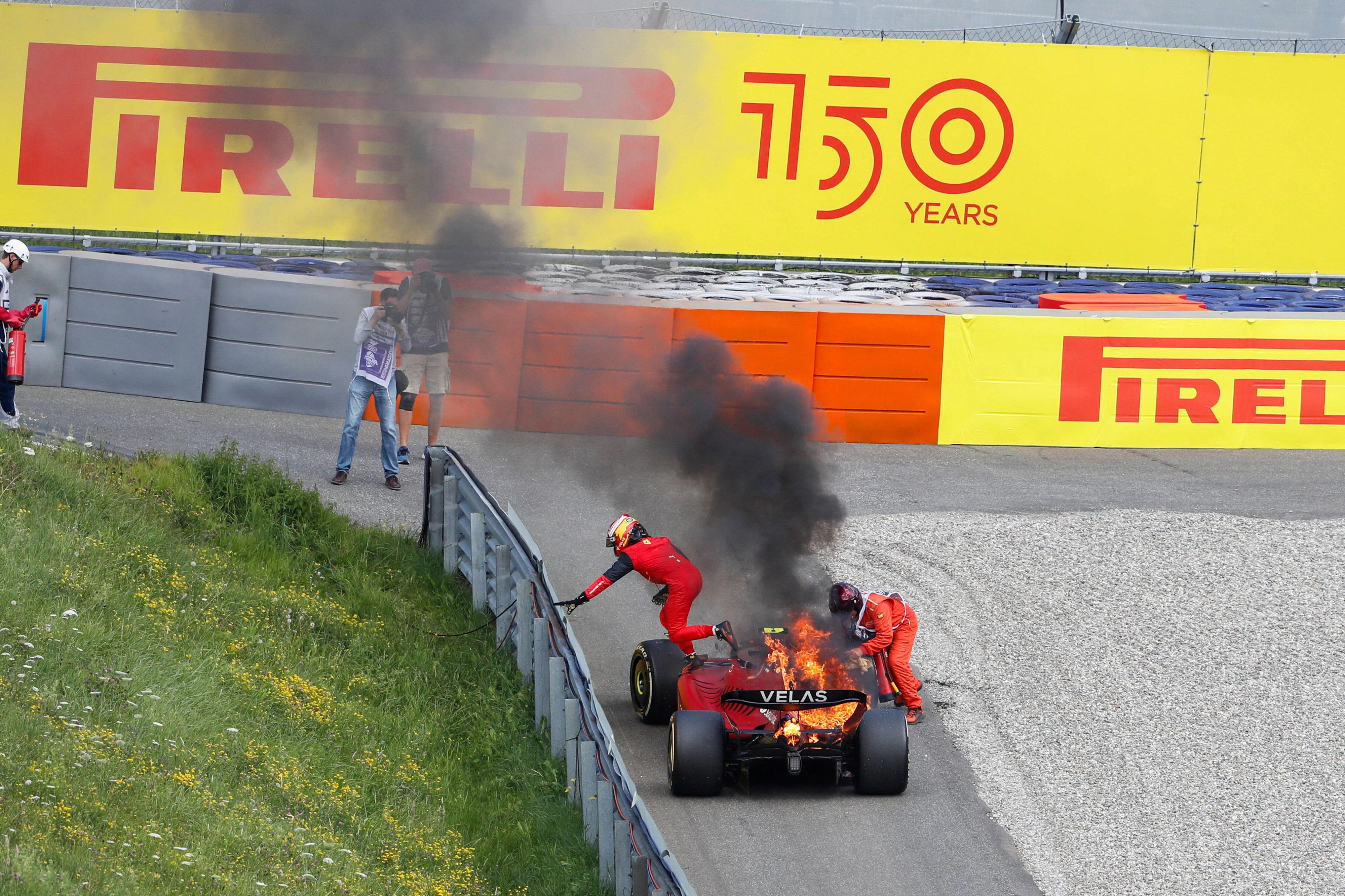 Carlos Sainz springt aus dem brennenden Ferrari.