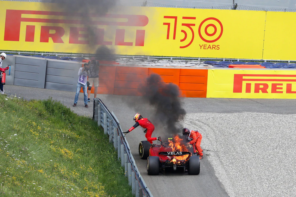 Carlos Sainz springt aus dem brennenden Ferrari.