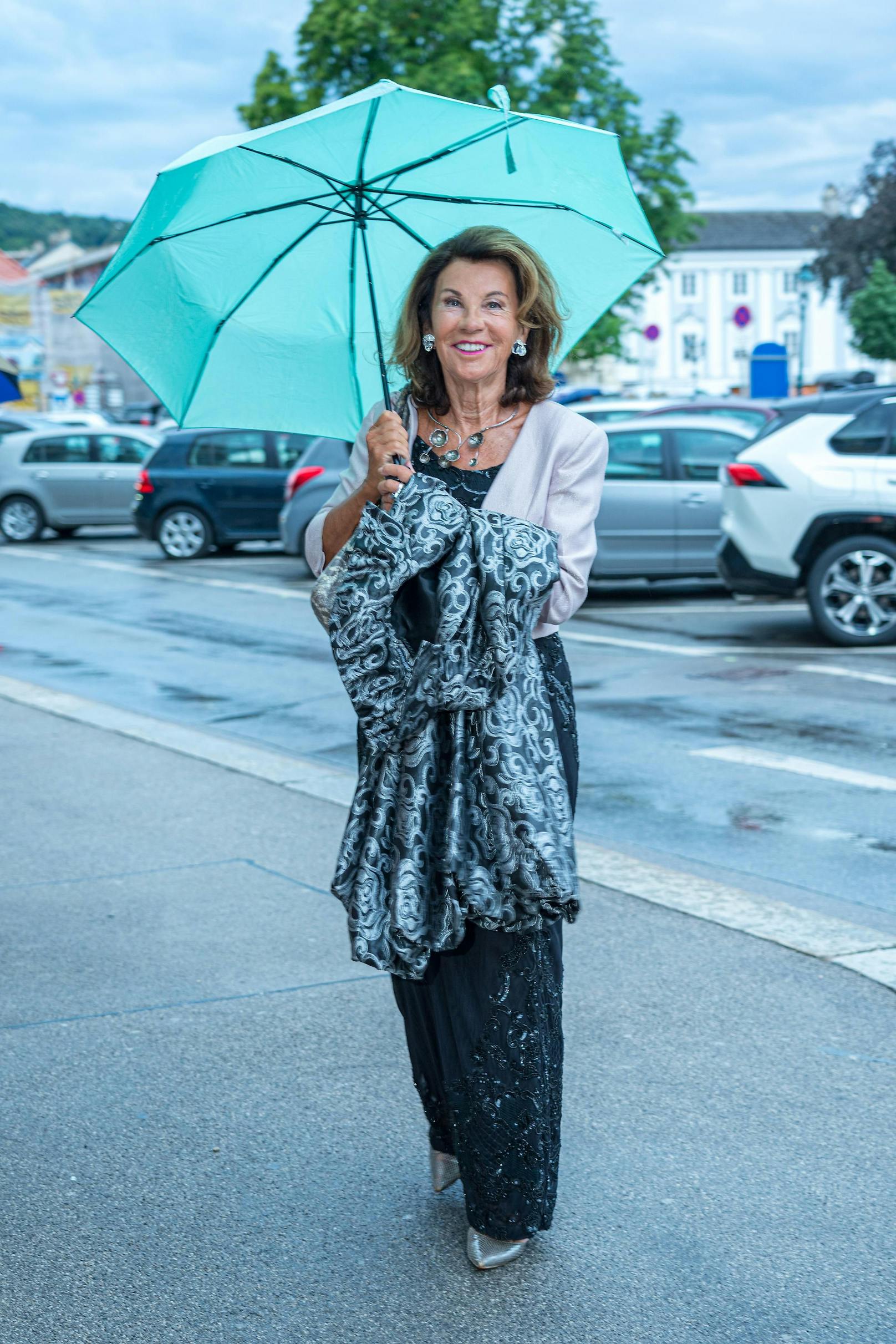 Gut vor dem Gewitter beschützt: Ex-Kanzlerin Brigitte Bierlein.