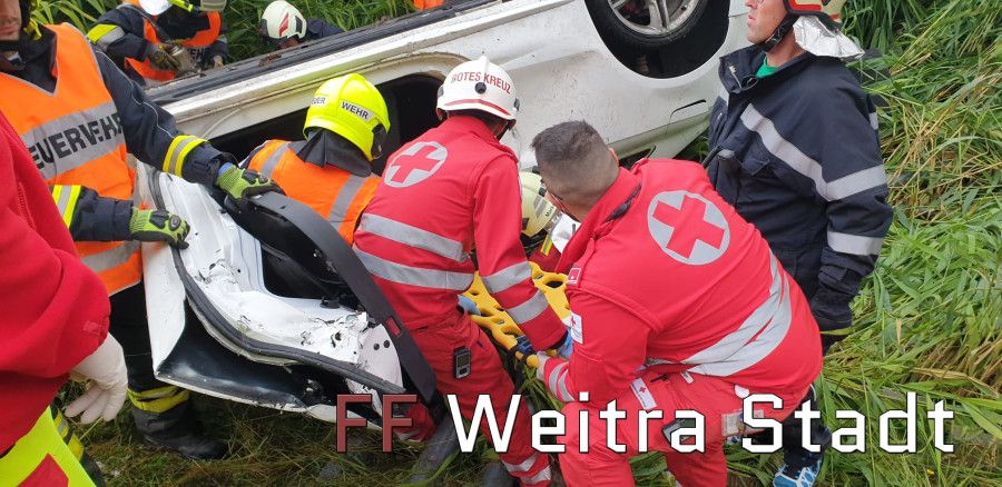 Der Lenker wurde ins Spital geflogen.