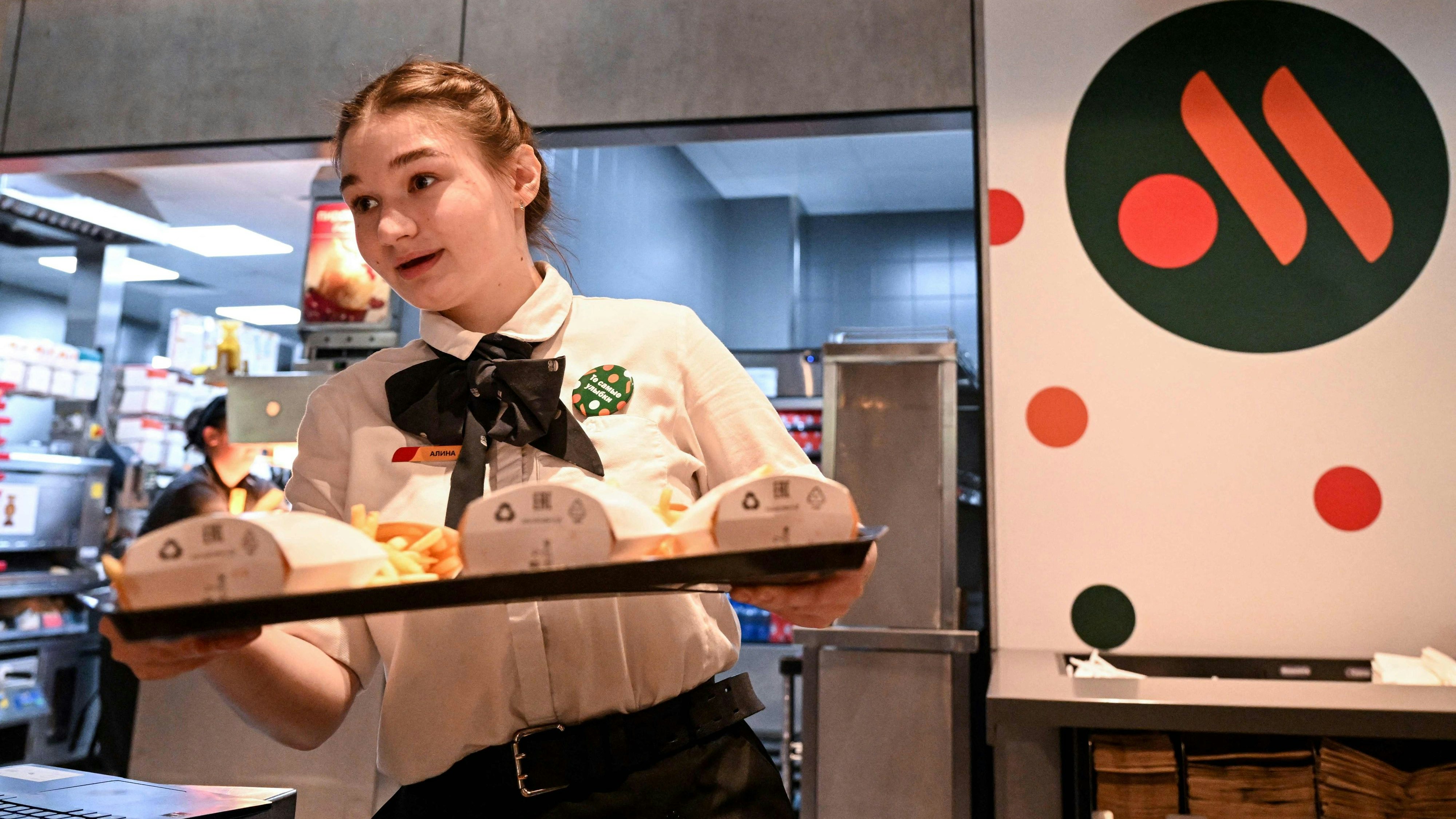 Download von www.picturedesk.com am 10.07.2022 (12:48).  (FILES) In this file photo taken on June 12, 2022 an employee holds a food order on a tray in the Russian version of a former McDonald's restaurant after the opening ceremony in Moscow. - Former McDonald's restaurants in Russia are facing a shortage of French fries due to a poor harvest and Western sanctions over Ukraine, a business newspaper report said on July 8, 2022. The US fast-food giant announced in May that it would exit Russia in the wake of Moscow's offensive in Ukraine. A Russian businessman bought the 850-restaurant operation, with the brand now known as "Vkusno i Tochka" ("Delicious. Full Stop"). (Photo by Kirill KUDRYAVTSEV / AFP) - 20220612_PD20235 - Rechteinfo: Rights Managed (RM) Nur für redaktionelle Nutzung! Werbliche Nutzung erfordert Freigabe: bitte schicken Sie uns eine Anfrage.