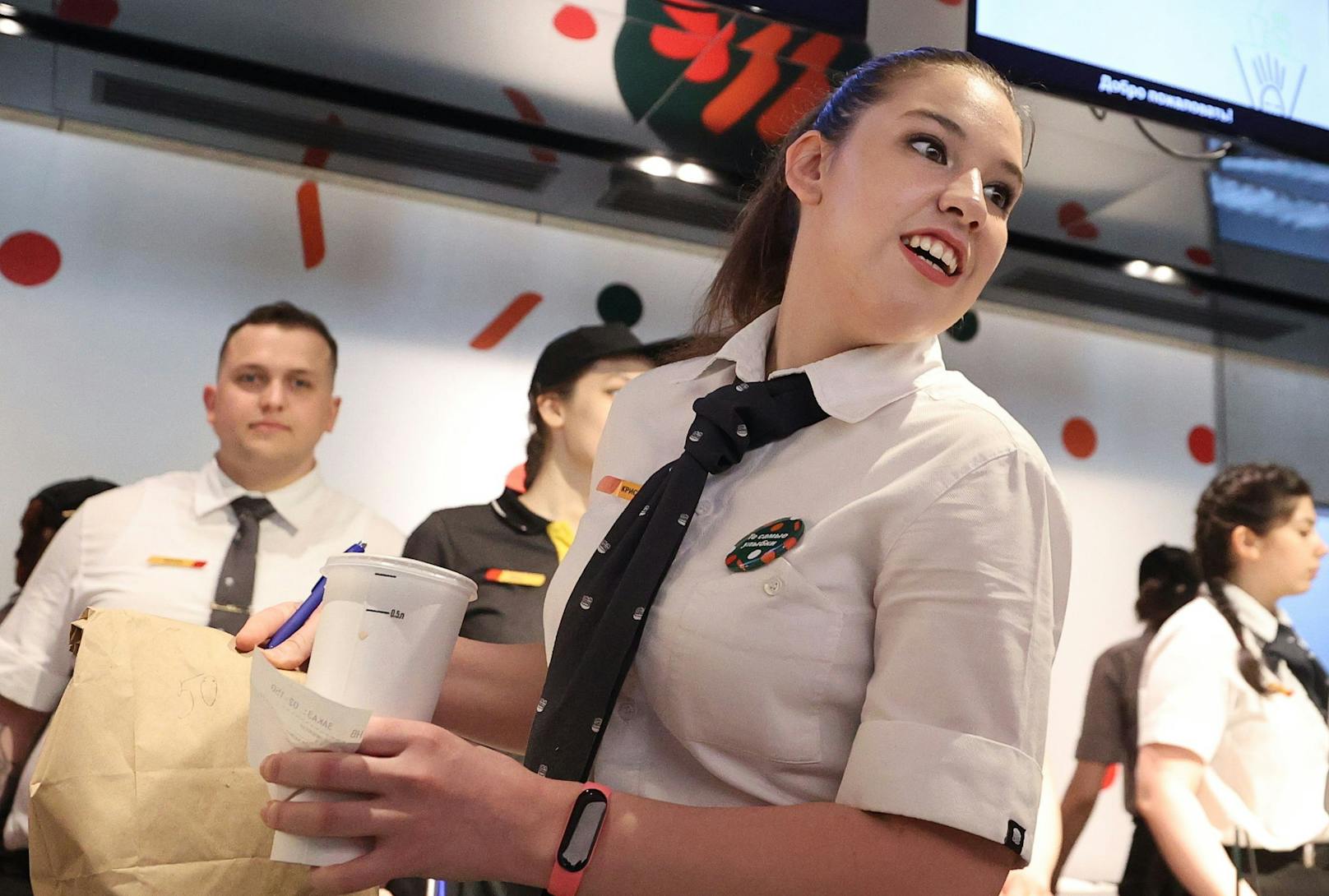 Bilder der Eröffnung der ersten&nbsp;"Vkusno i tochka"-Restaurants an den ehemaligen McDonald's Standorten Russlands am 12. Juni 2022.