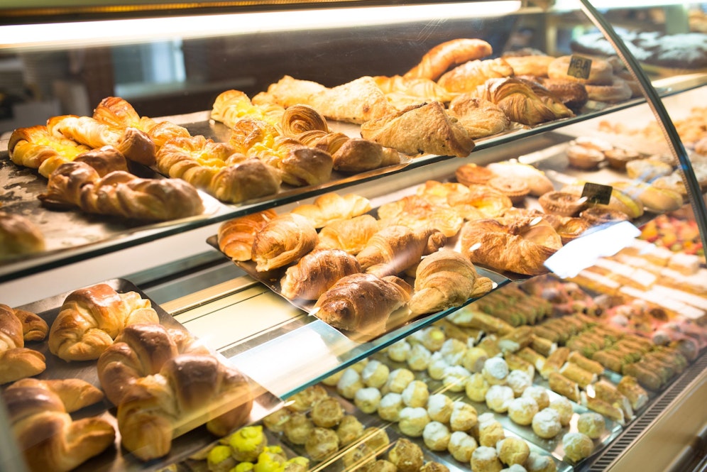 Süßspeisen-Vitrine einer Bäckerei. (Symbolbild)