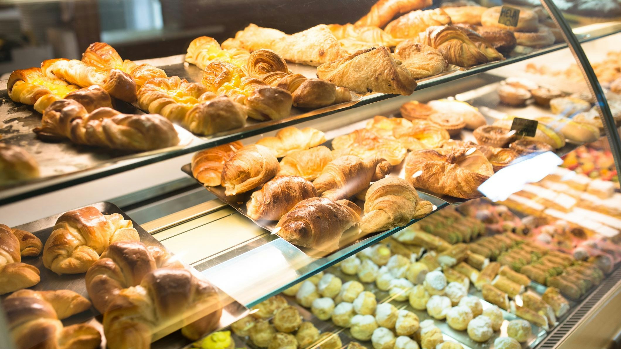 Süßspeisen-Vitrine einer Bäckerei. (Symbolbild)